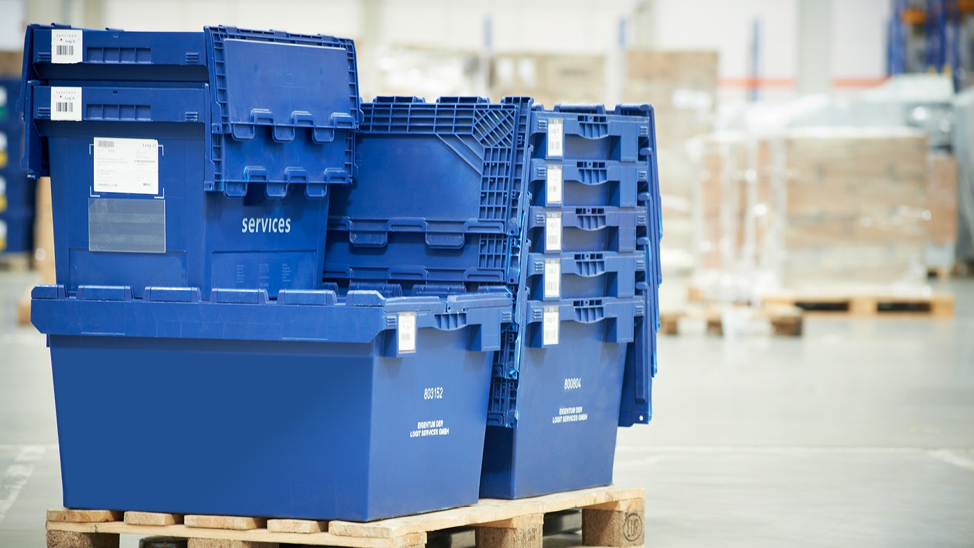 De foto toont een stapel transportbakken op een euro pallet