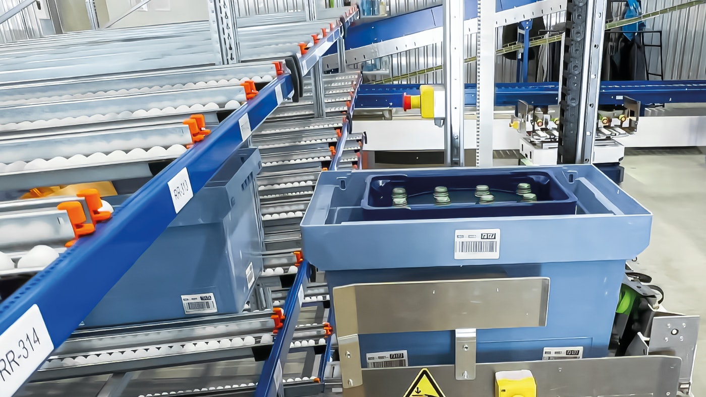 De foto toont een AMR die een BITO distributiebak in een doorrolstelling voor kleingoed duwt.