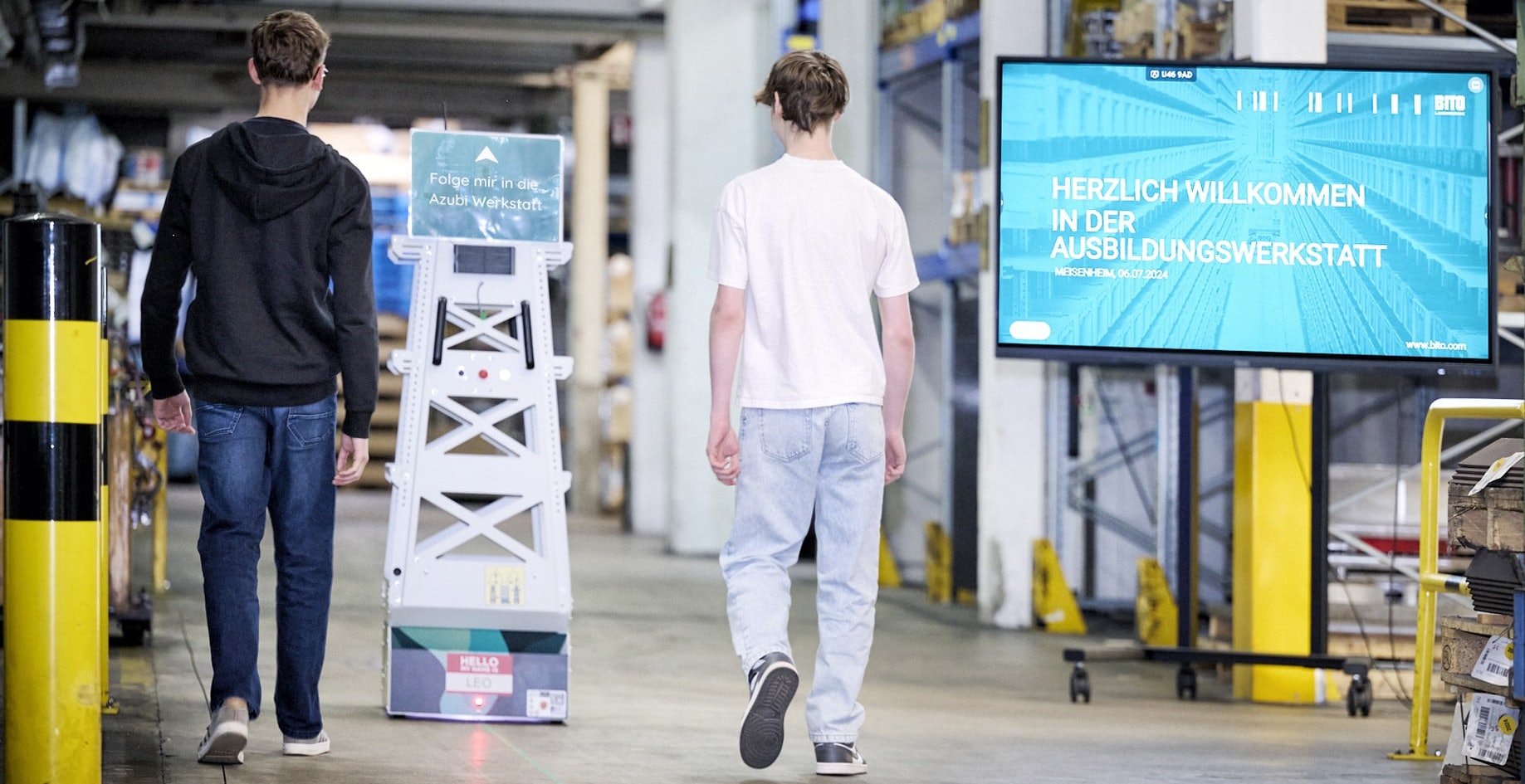 BITO Ausbildungstag 2025 unser Leo führt zwei Besucher in die Azubiwerkstatt