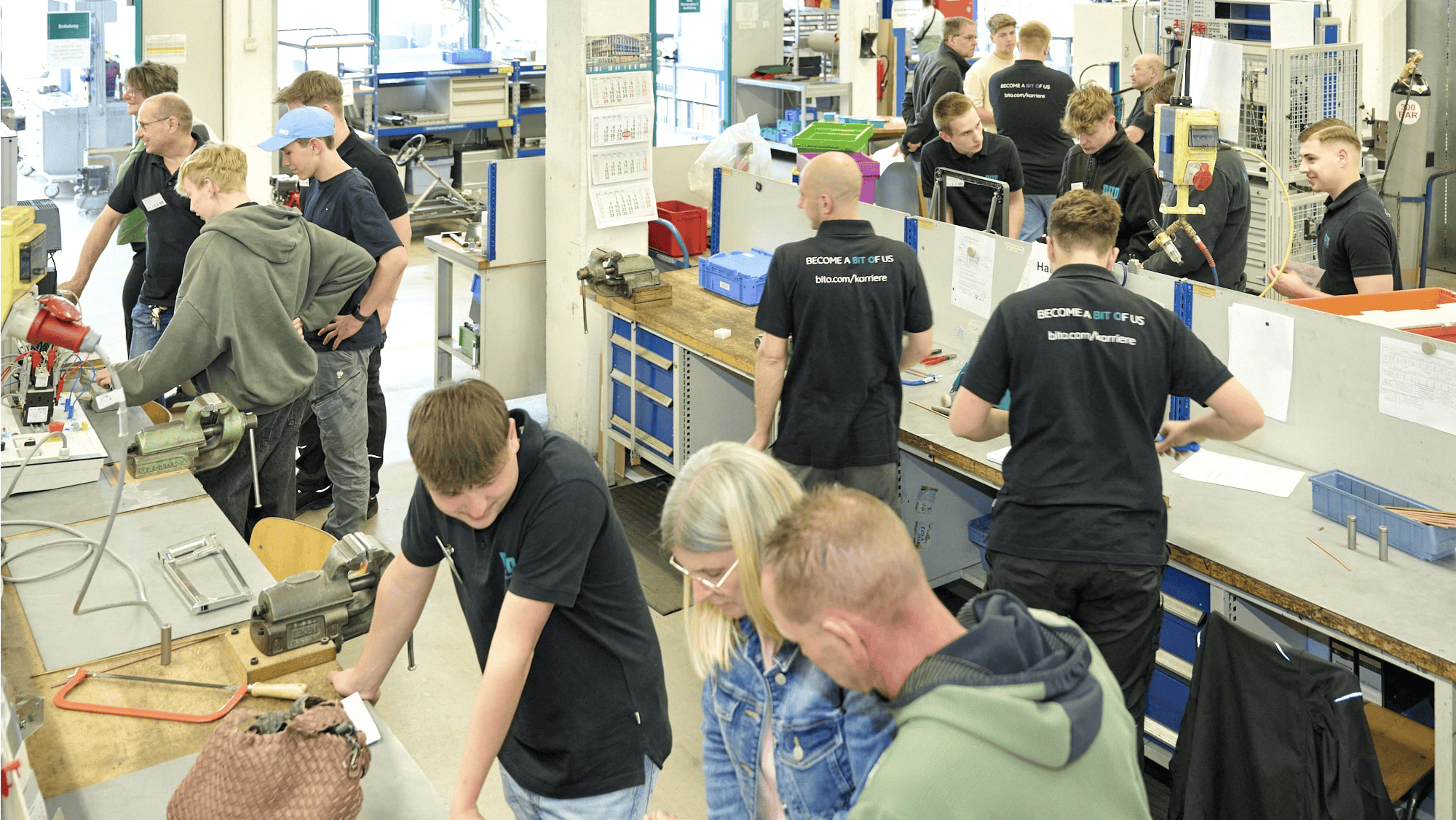 BITO Ausbildungstag 2025 den Besuchern wird der Ablauf in der Azubiwerkstatt erklärt