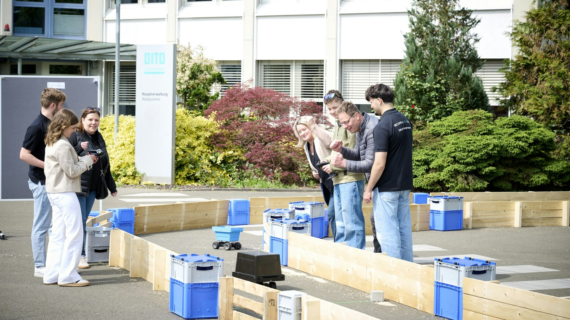 BITO Ausbildungstag 2025 Besucher Steuern umgebaute Behälter per Fernsteuerung durch einen Parcour