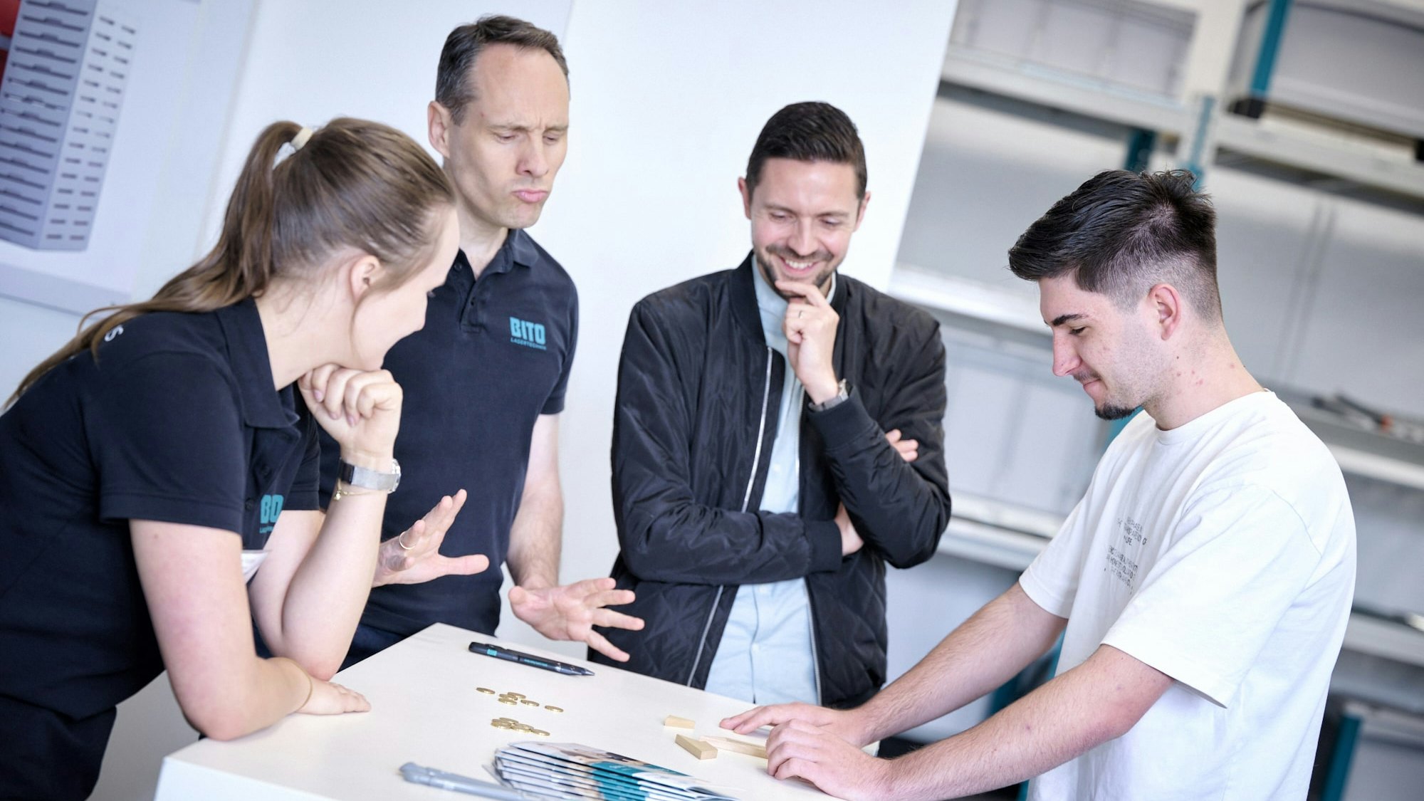 BITO Ausbildungstag 2025 Besucher versuchen verschiedene Denksportaufgaben zu lösen