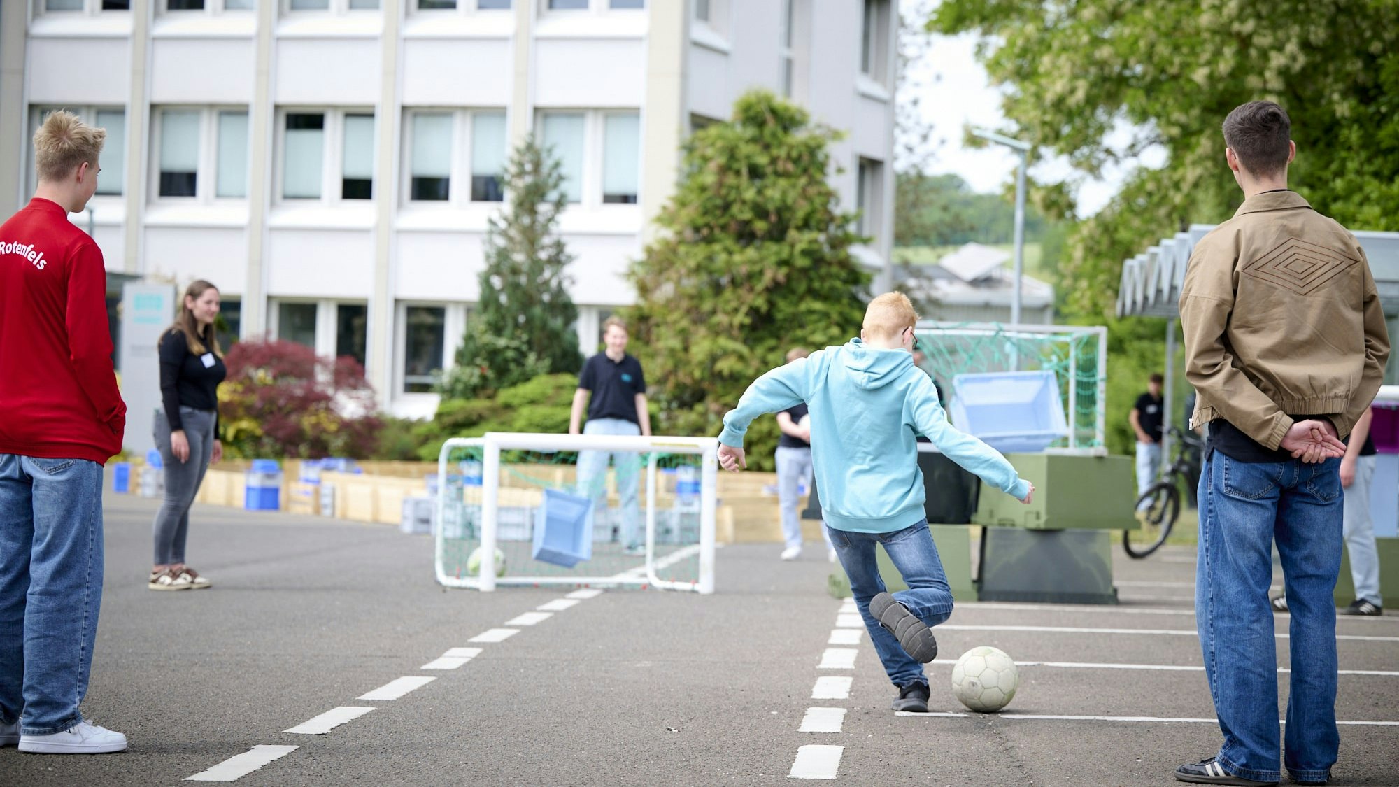 BITO Ausbildungstag 2025 Besucher versuchen sich im Behälterschießen mit einem Fußball