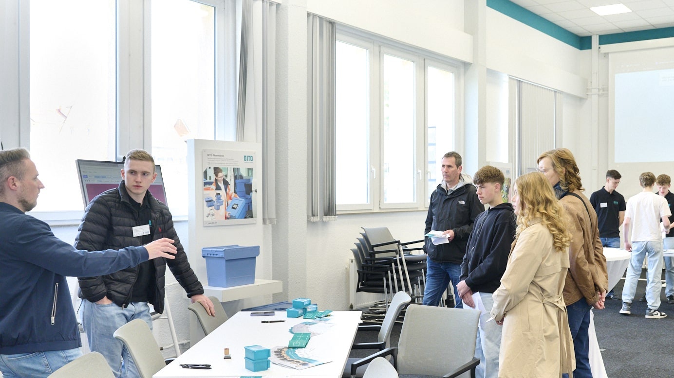 BITO Ausbildungstag 2025 Besucher informieren sich über die Ausbildung zu Kaufmännischen Berufen