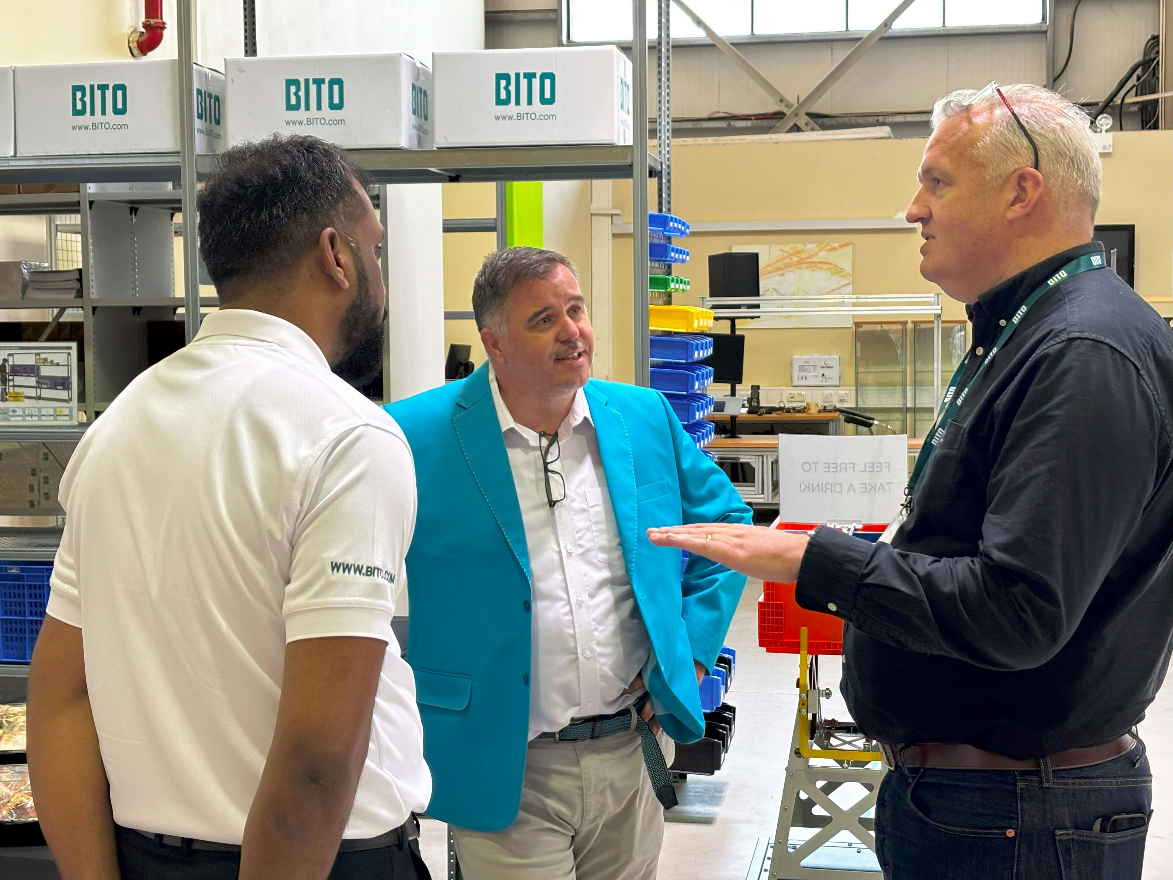 BITO drei Männer unterhalten sich