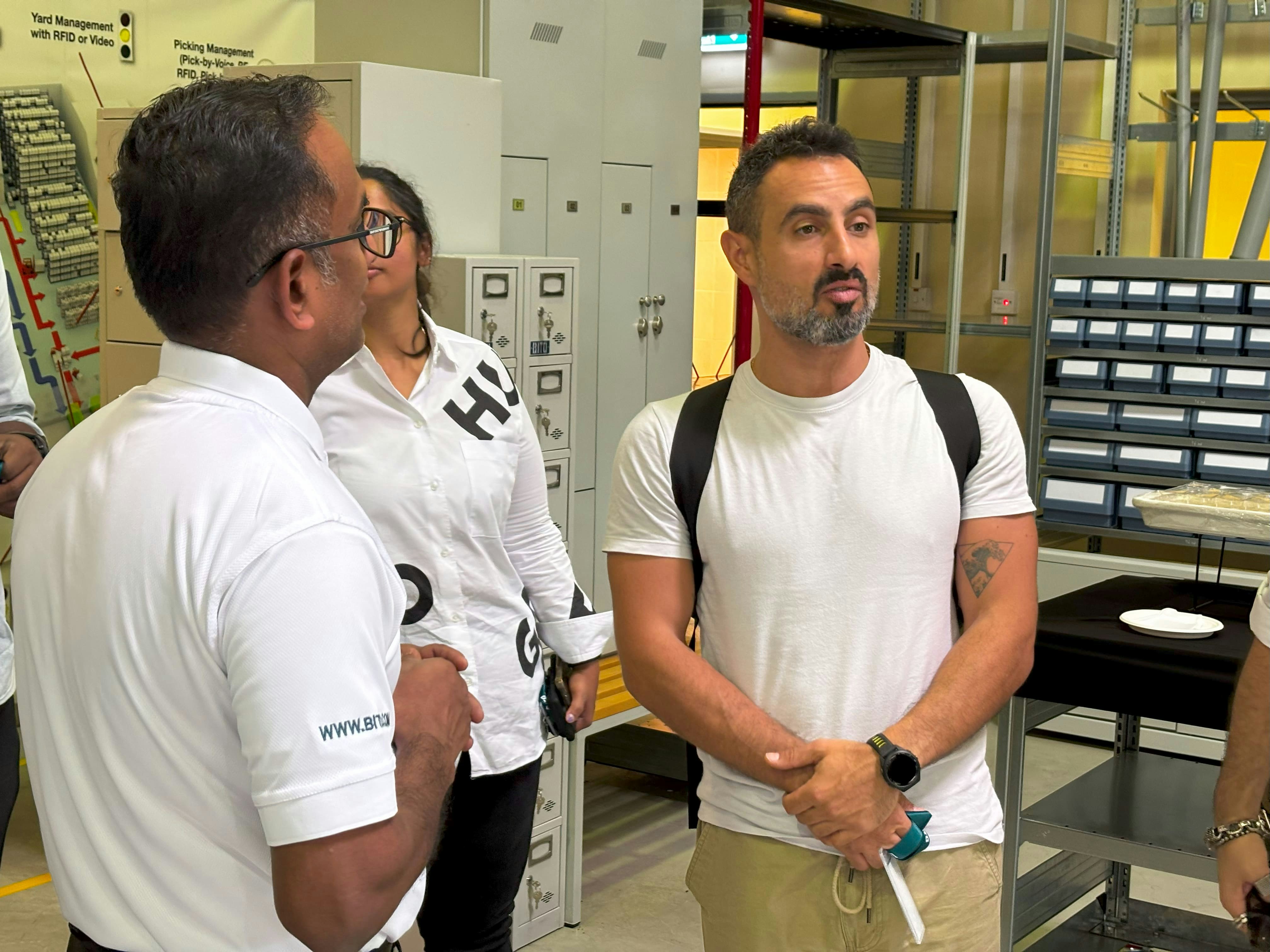 BITO ein Mitarbeiter informiert Besucher über die Produkte.