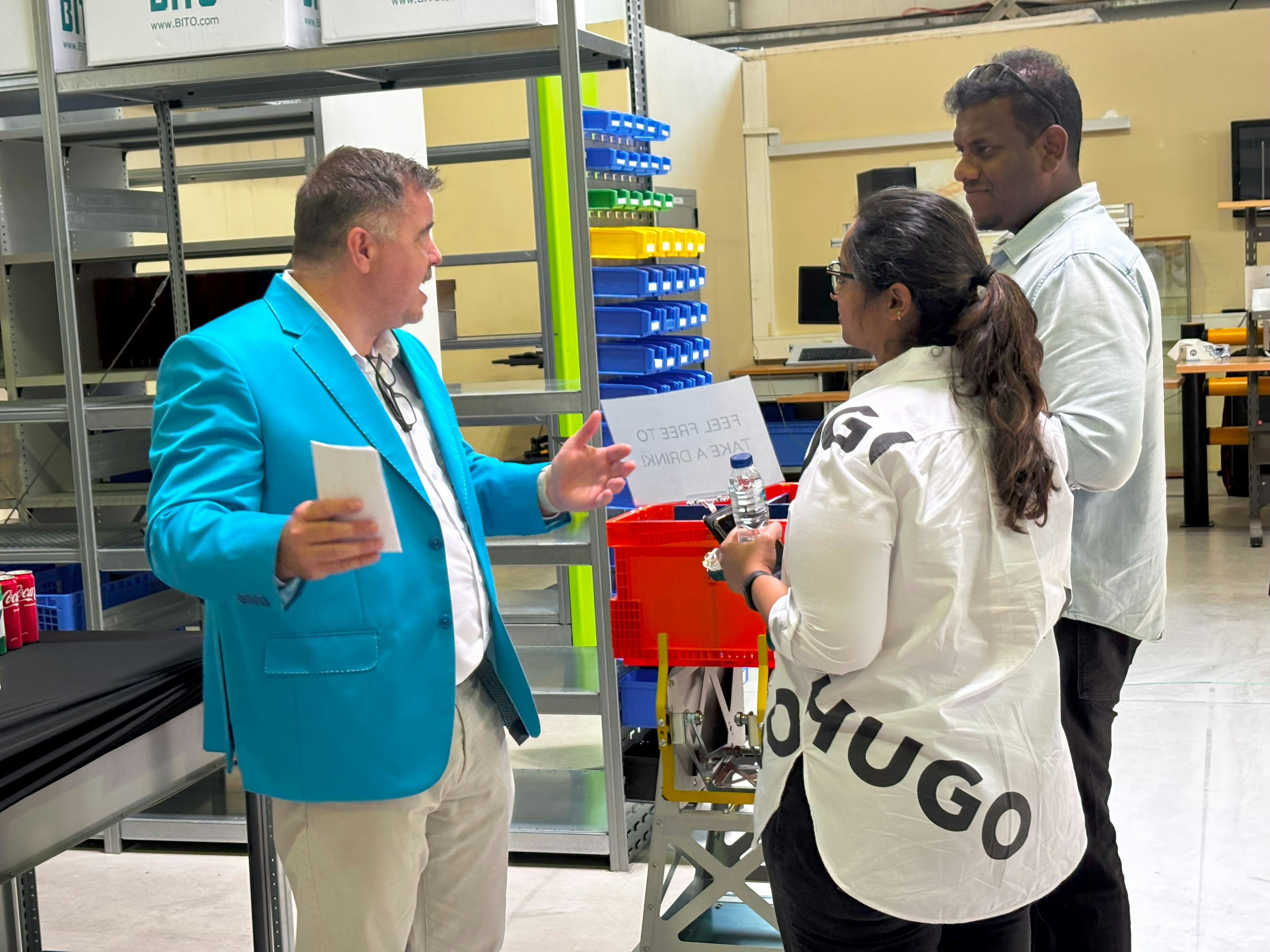 BITO zwei Besucher erkundigen sich über die Produkte.