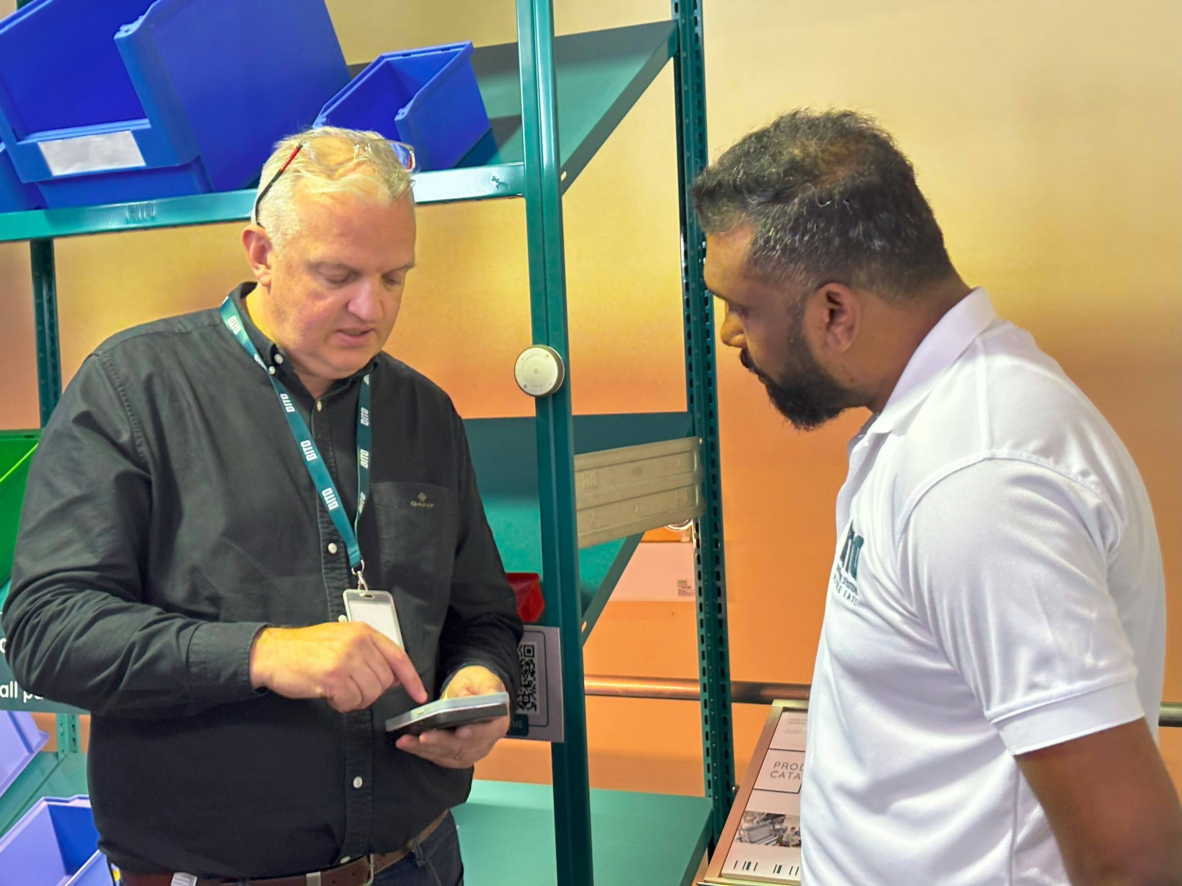 BITO zwei Männer vor einem Regal