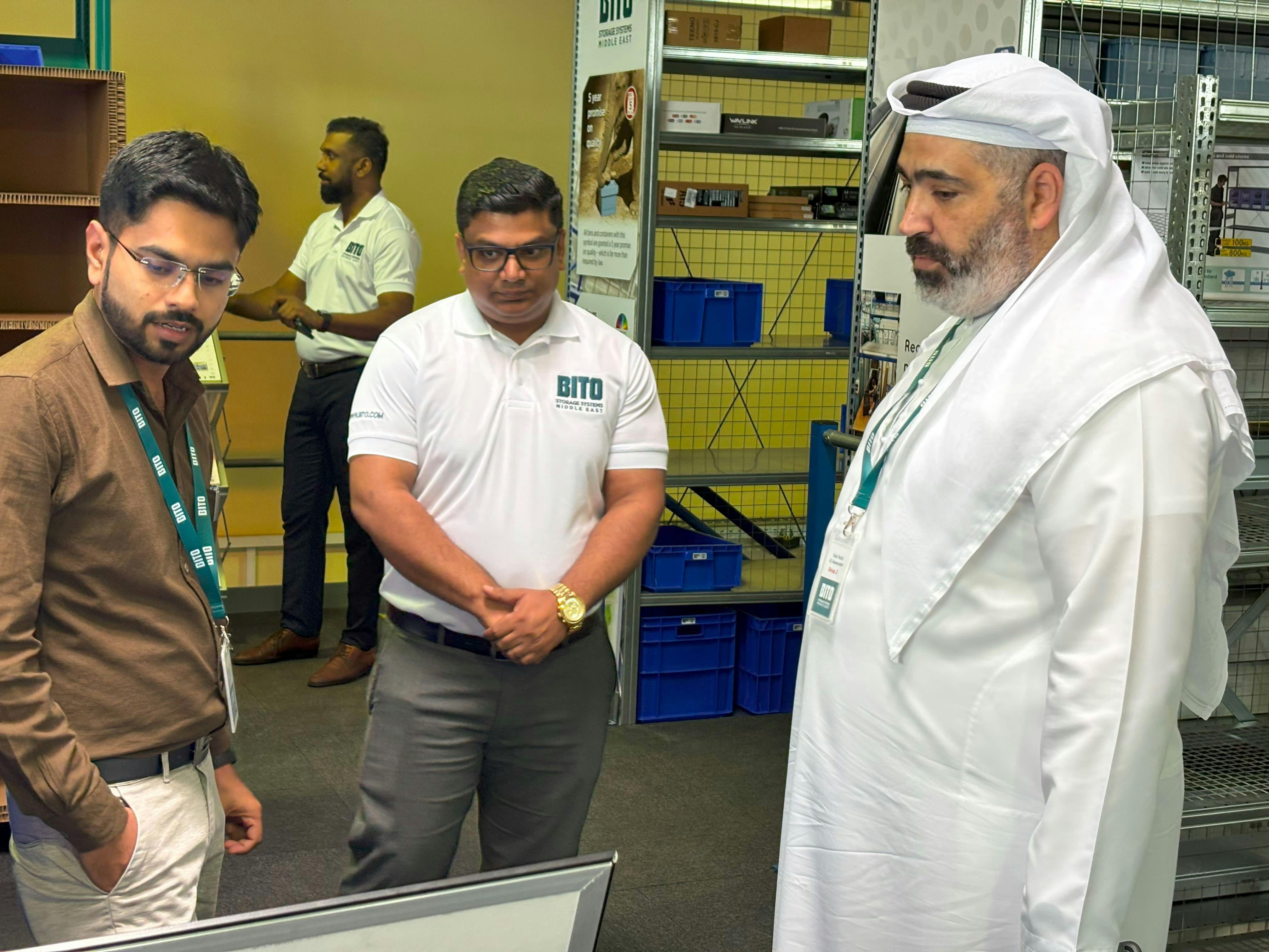 BITO drei Männer unterhalten sich