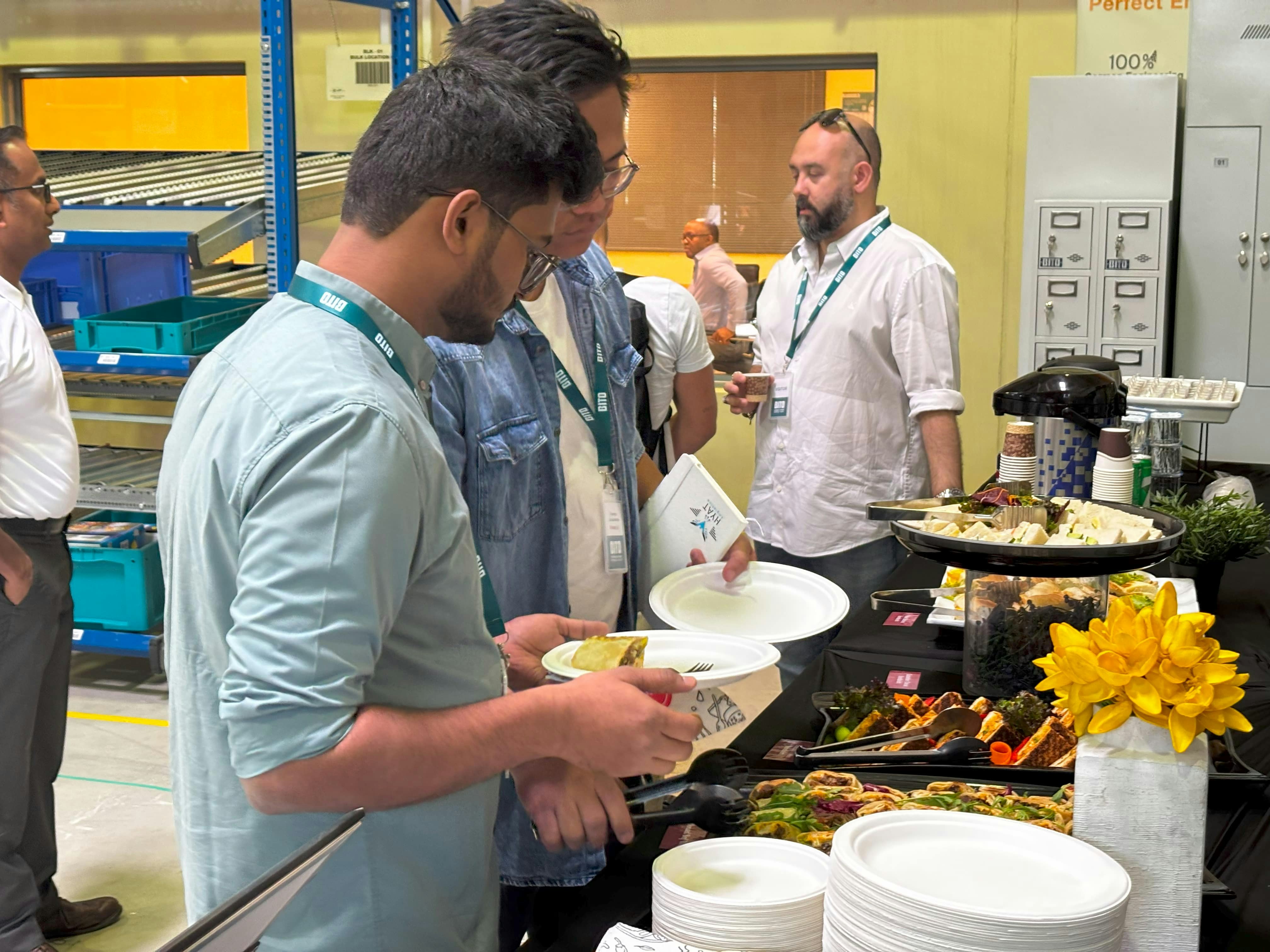 BITO mehrere Männer am Buffet