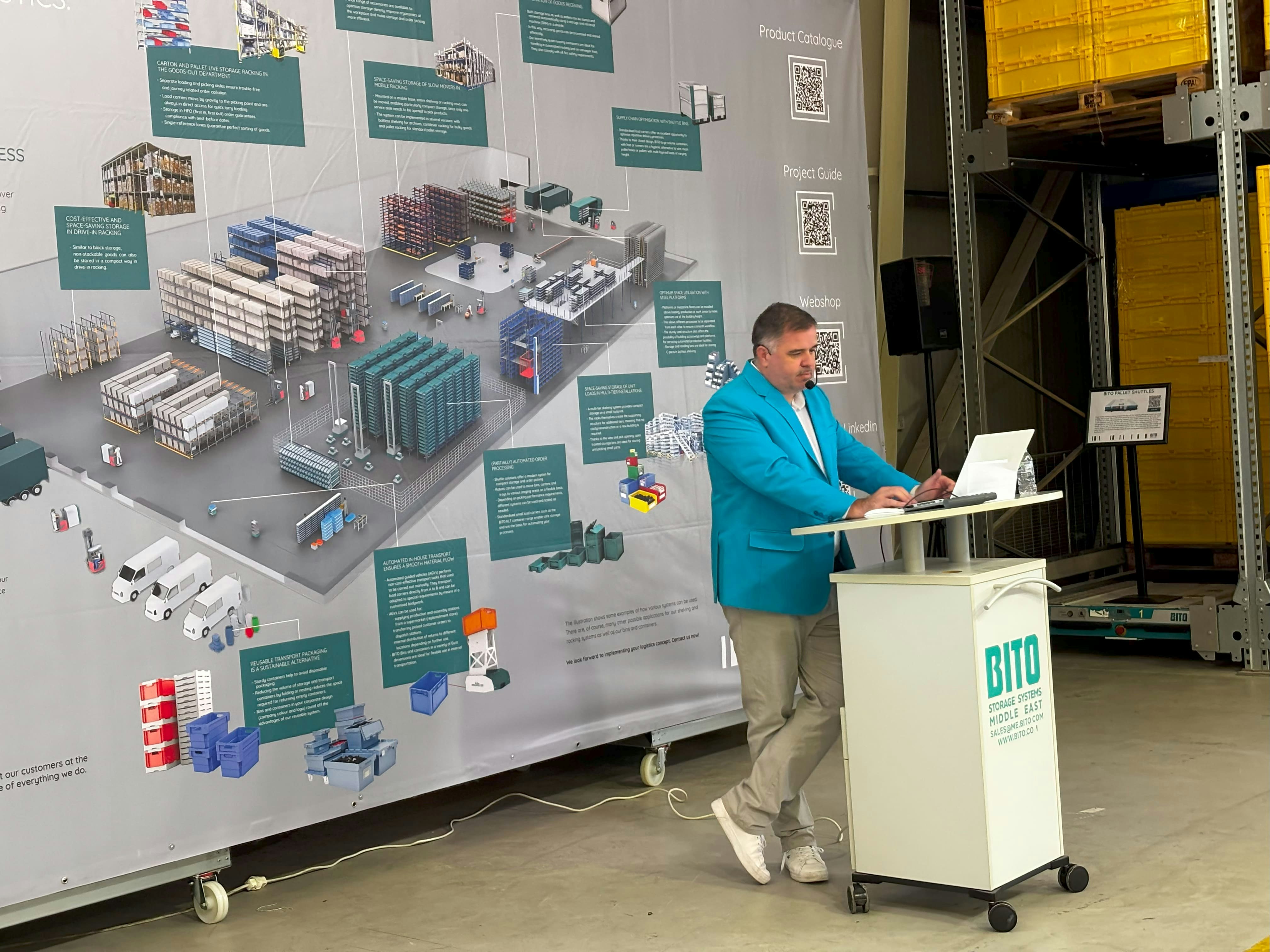 BITO ein Mitarbeiter hält einen Vortrag