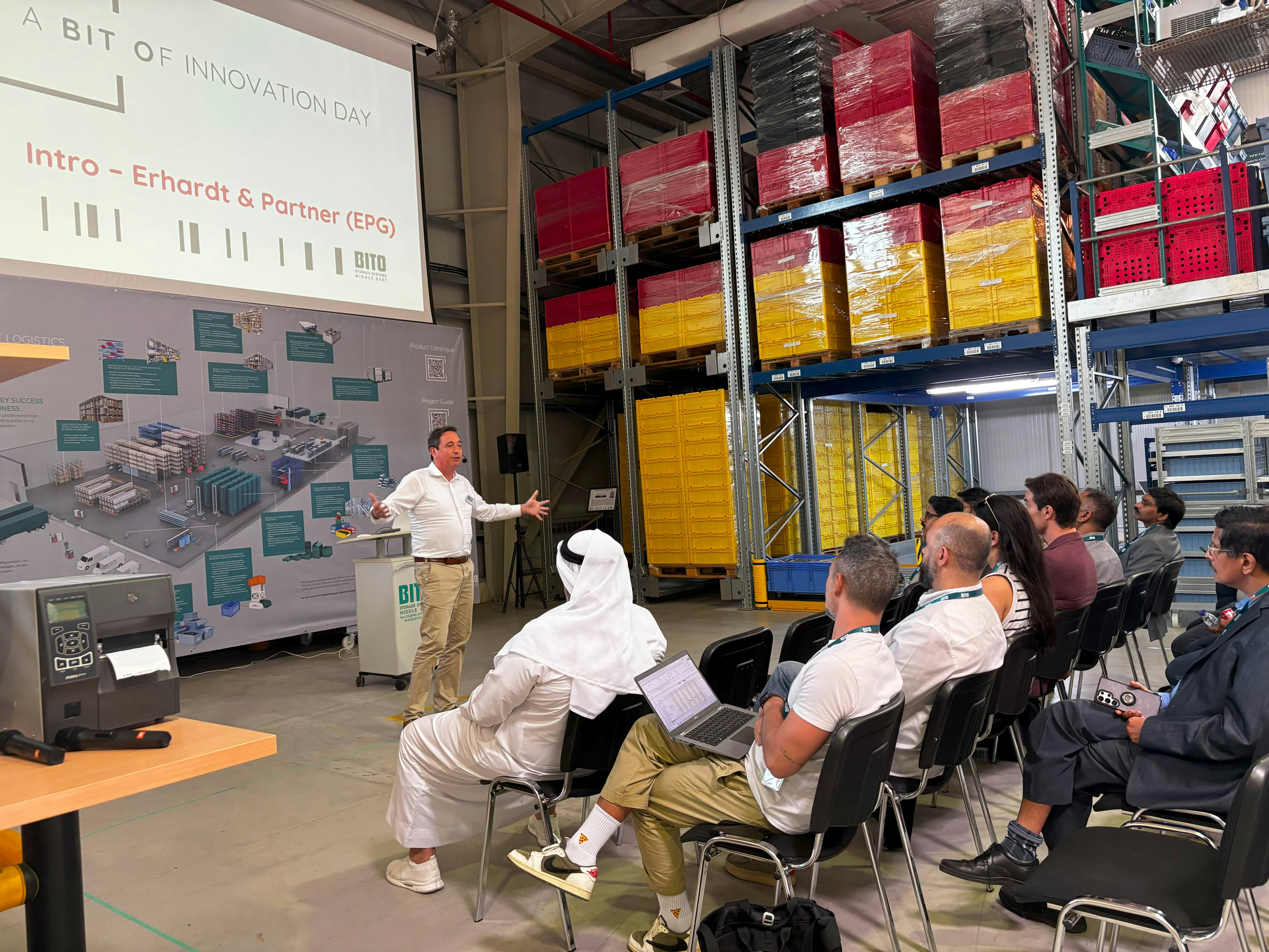 BITO Vortrag vor einem großen Palettenregal