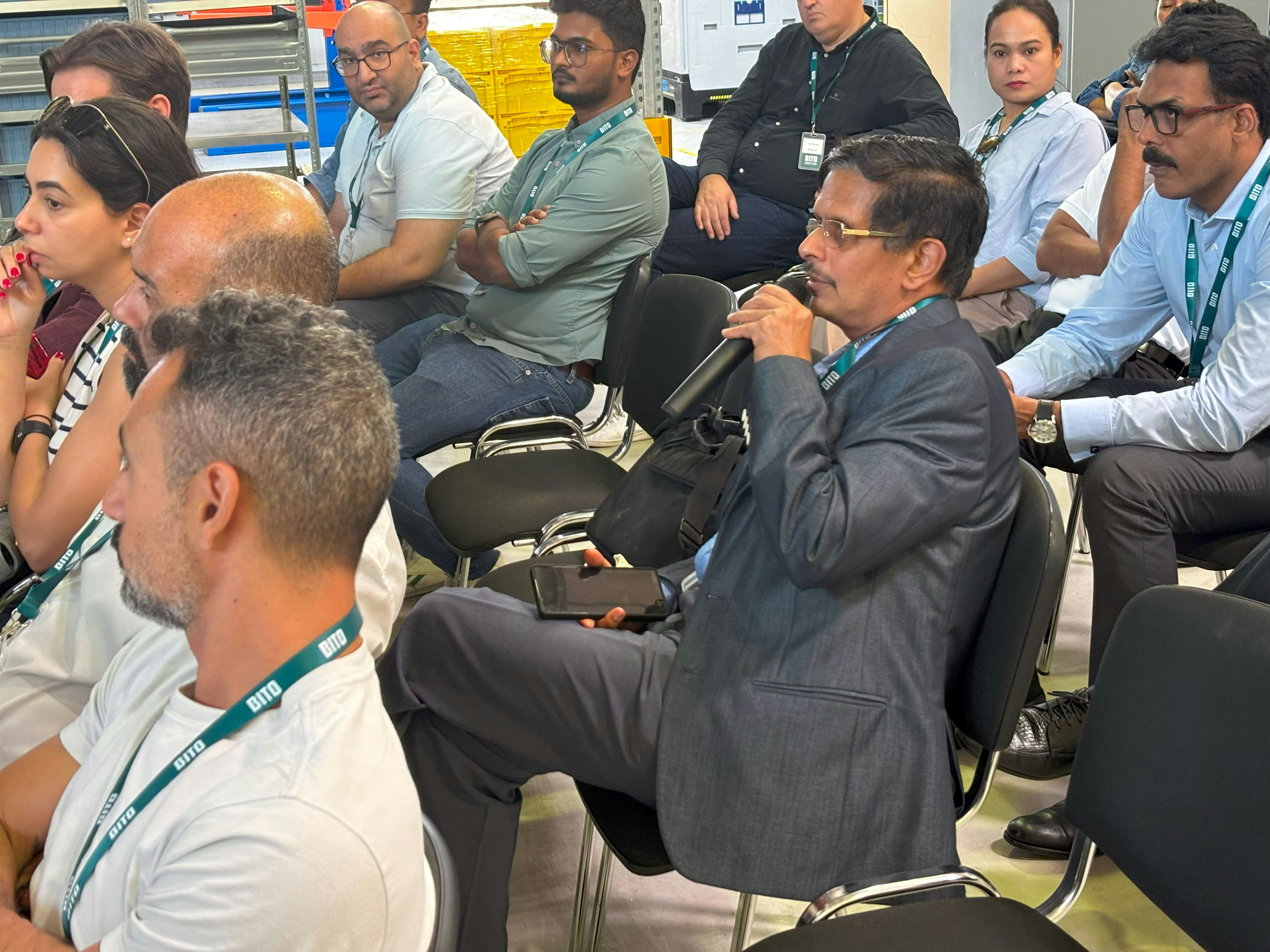 BITO ein Besucher stellt eine Frage