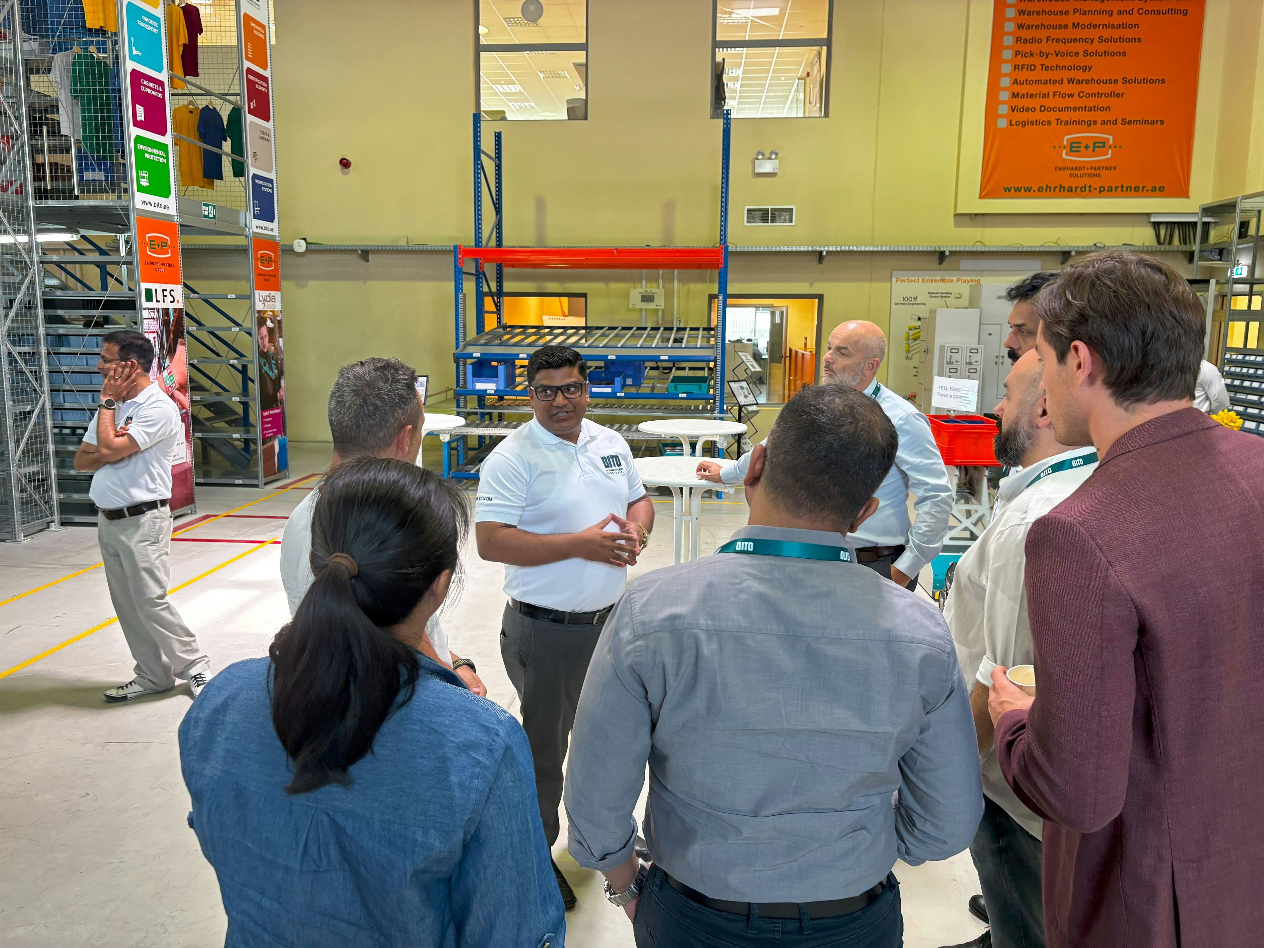 BITO eine gruppe von Leuten hört einem Mitarbeiter zu