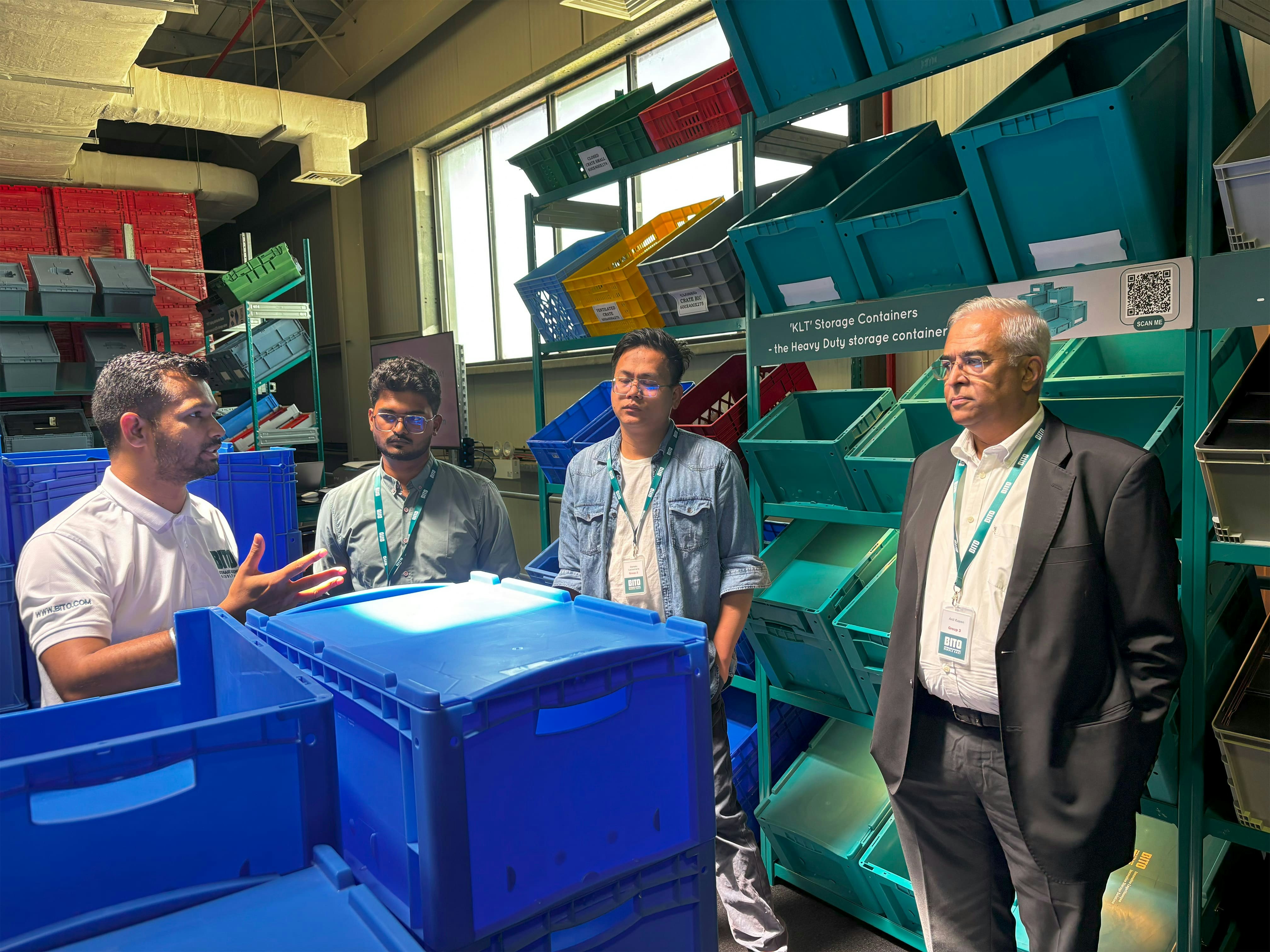 BITO ein Mitarbeiter erklärt den Besuchern die BITO-Behälter