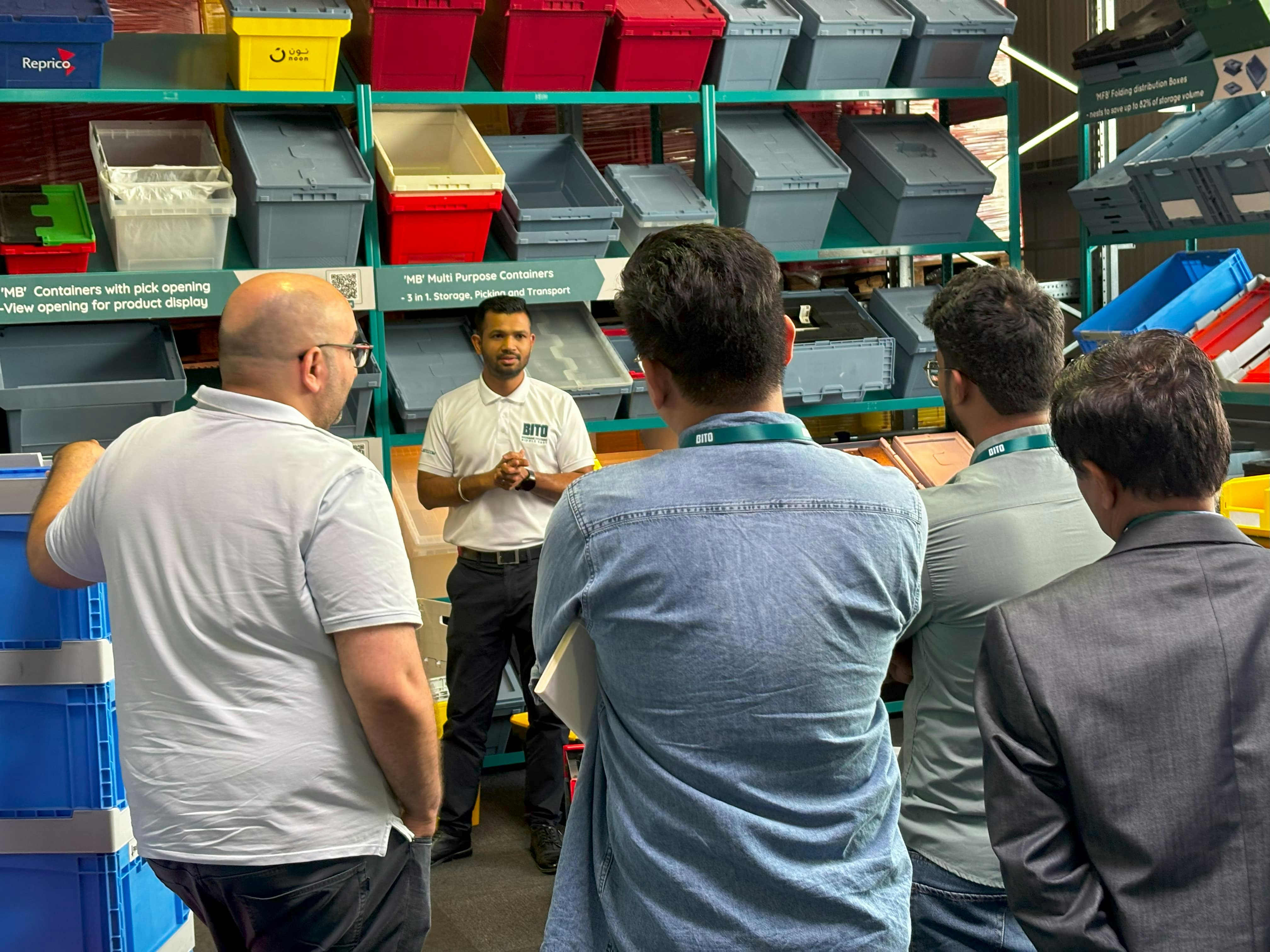 BITO ein Mitarbeiter spricht über Regale und Behälter