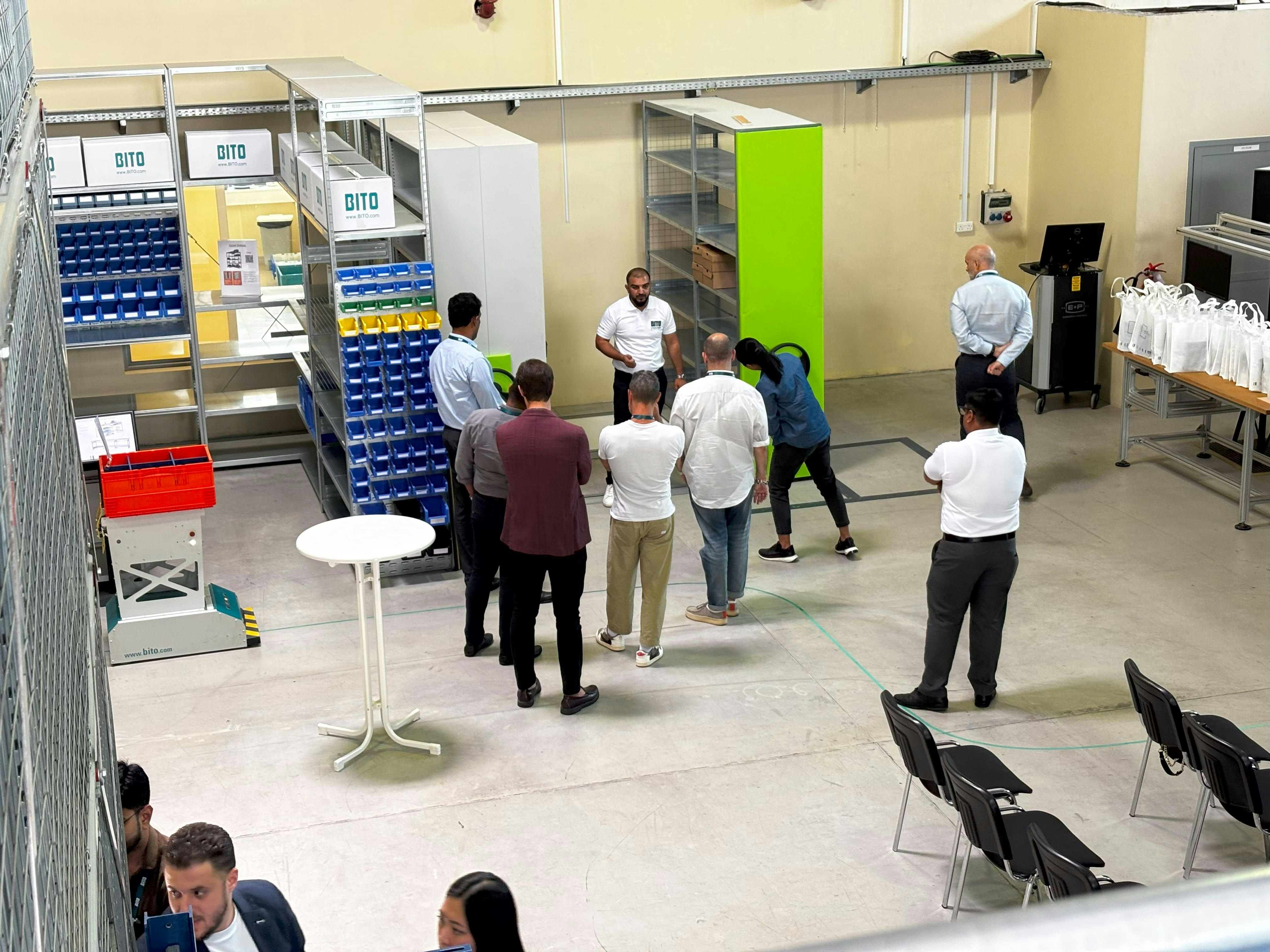 BITO ein Mitarbeiter spricht vor Besuchern über das Fachbodenregal