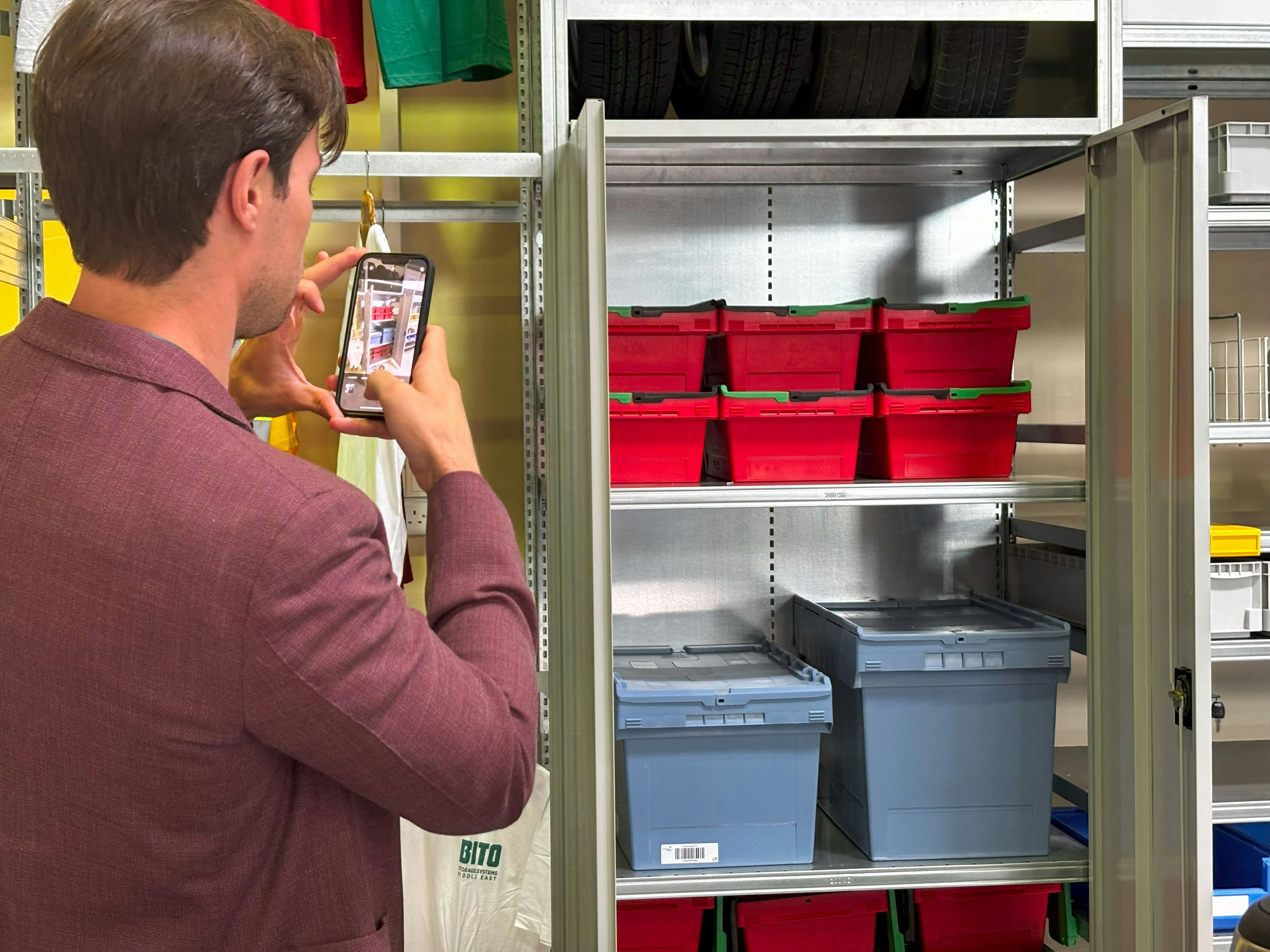 BITO ein Besucher Fotografiert Behälter im Schrank