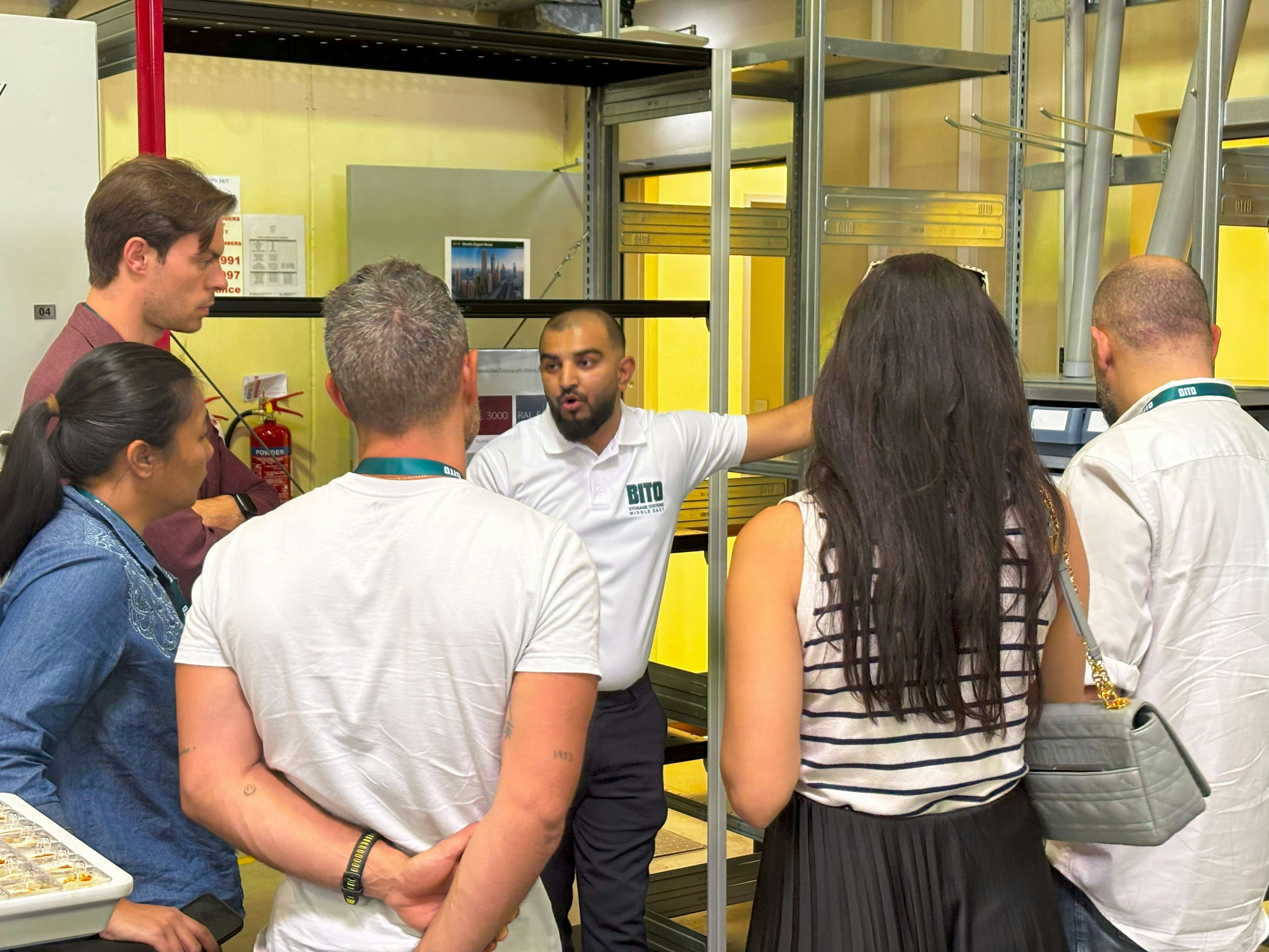 BITO ein Mitarbeiter erklärt den Besuchern ein Fachbodenregal