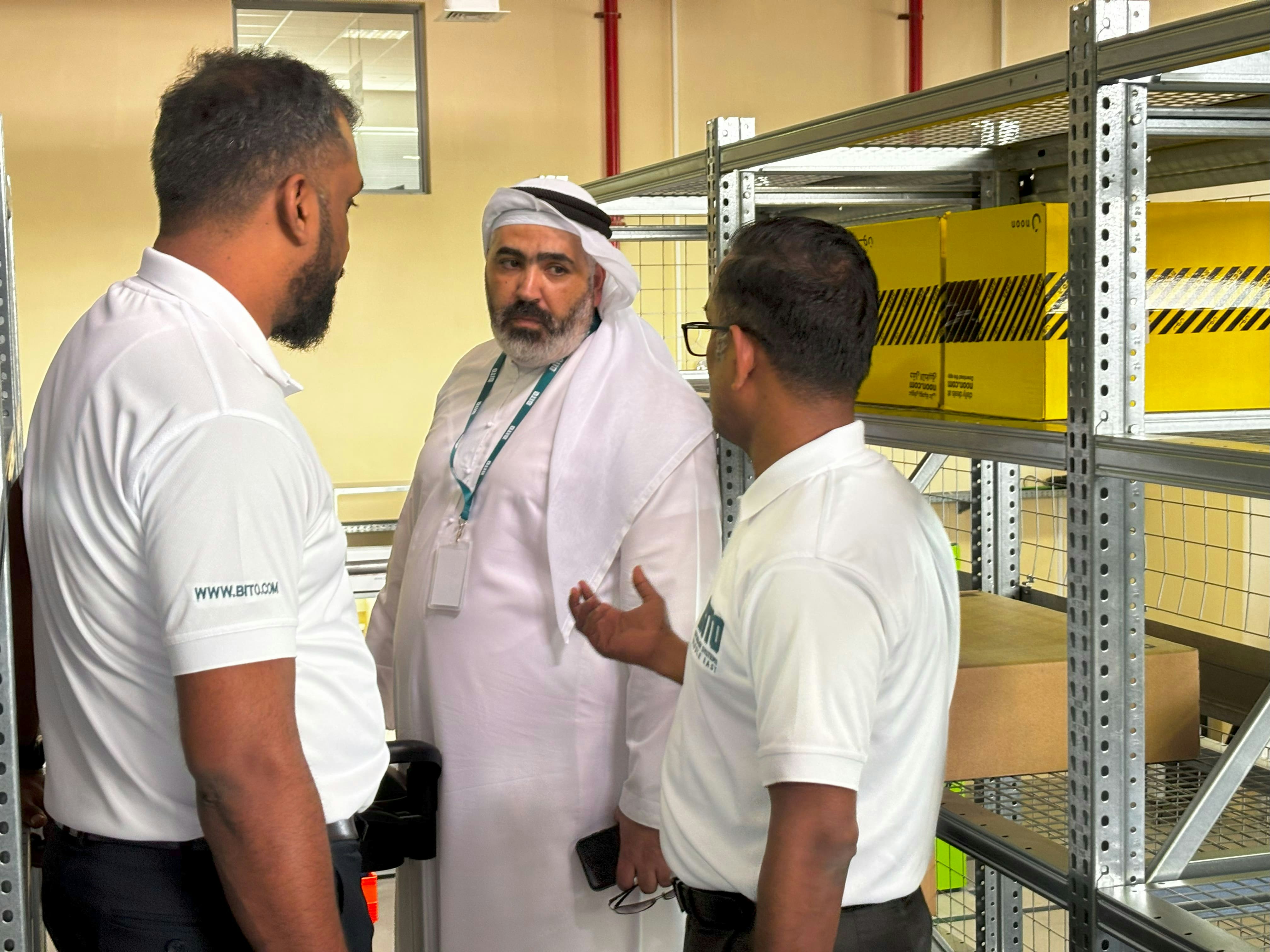 BITO zwei Mitarbeiter im Gespräch mit einem Besucher