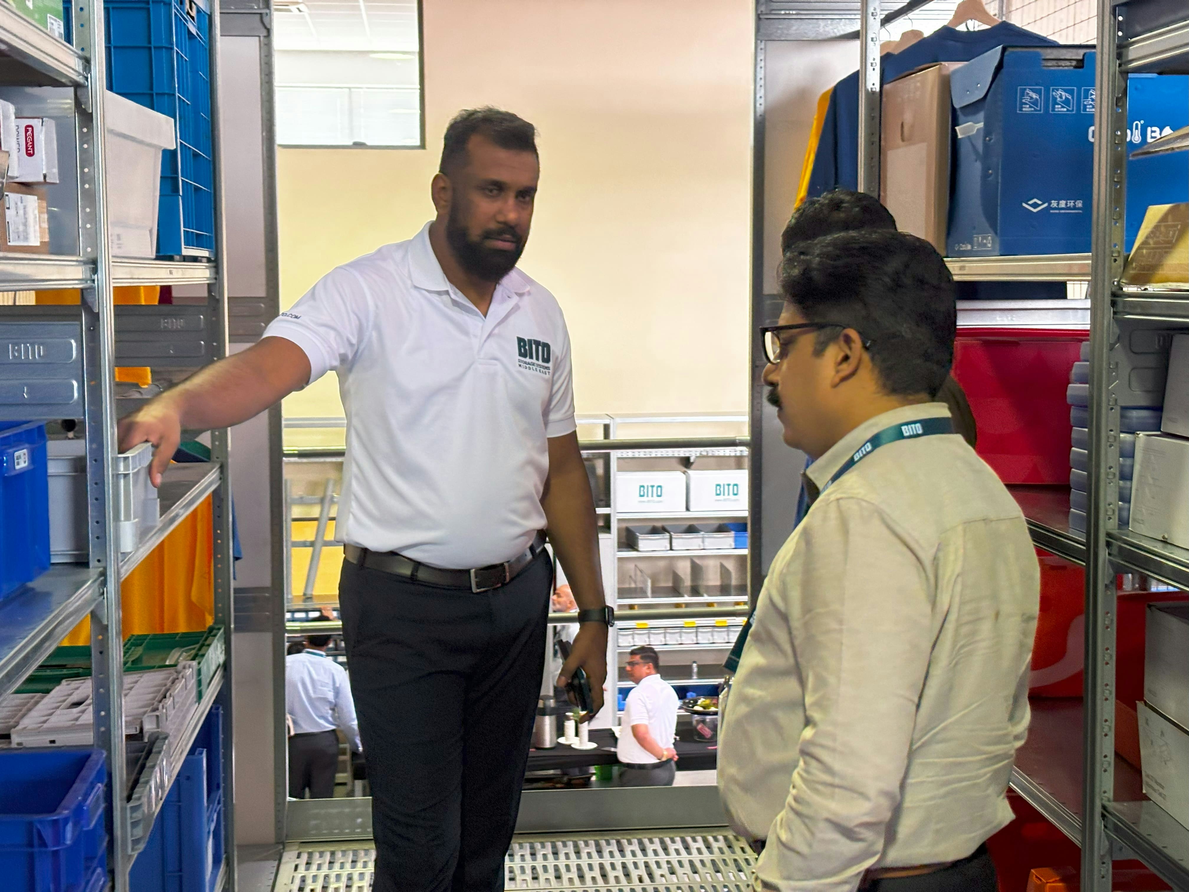 BITO ein Mitarbeiter erklärt zwei Besuchern die Vorteile der BITO Produkte