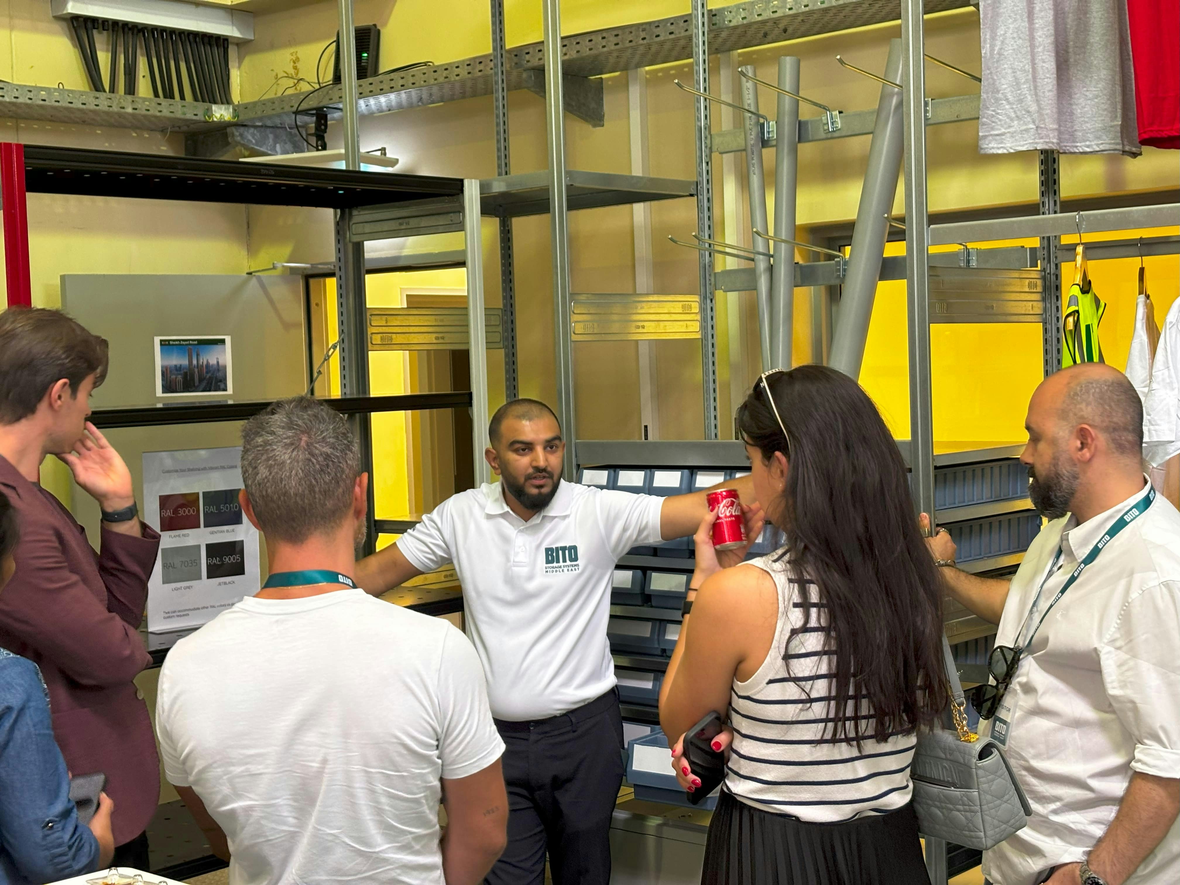 BITO Mitarbeiter im Gespräch mit Besuchern