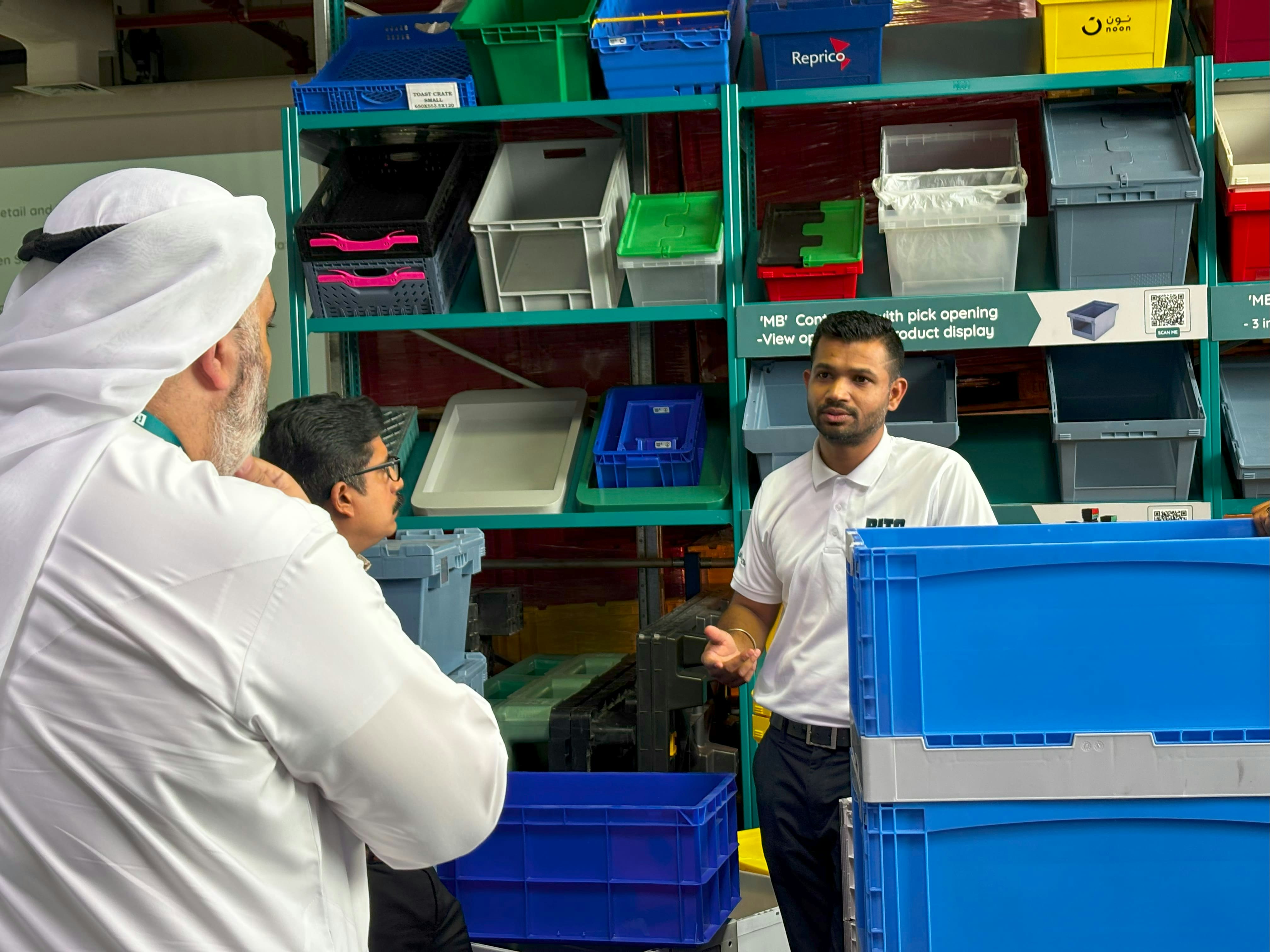 BITO Mitarbeiter mit Besuchern vor einem BITO-Regal