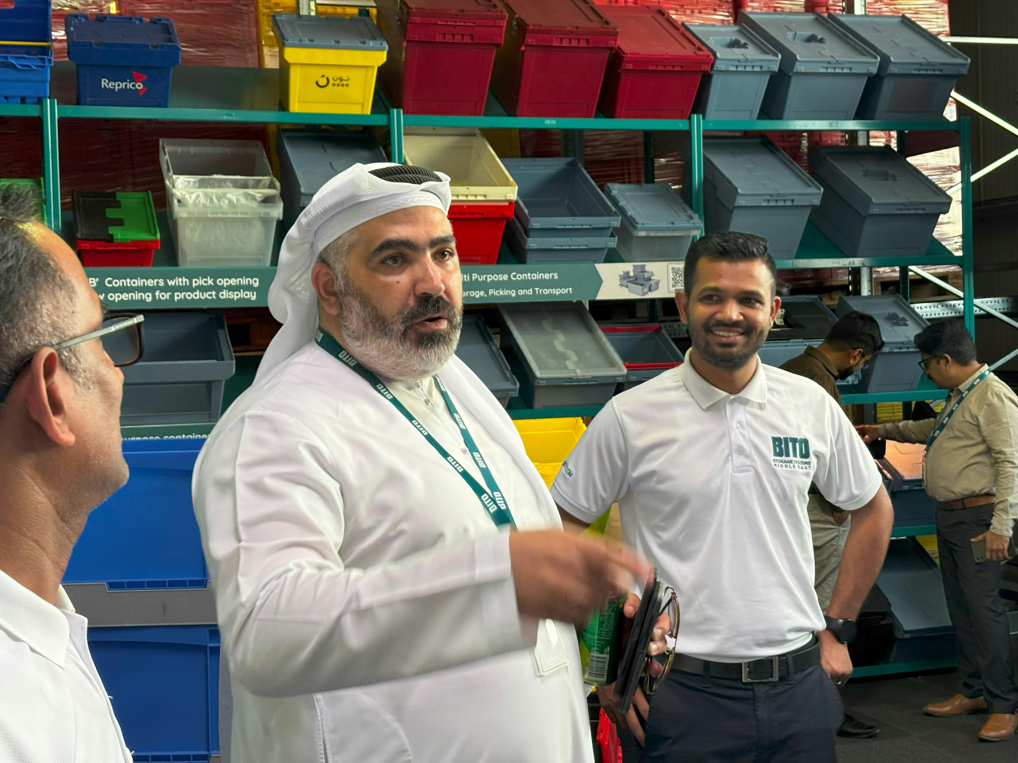 BITO Besucher unterhalten sich im Beisein eines Mitarbeiters