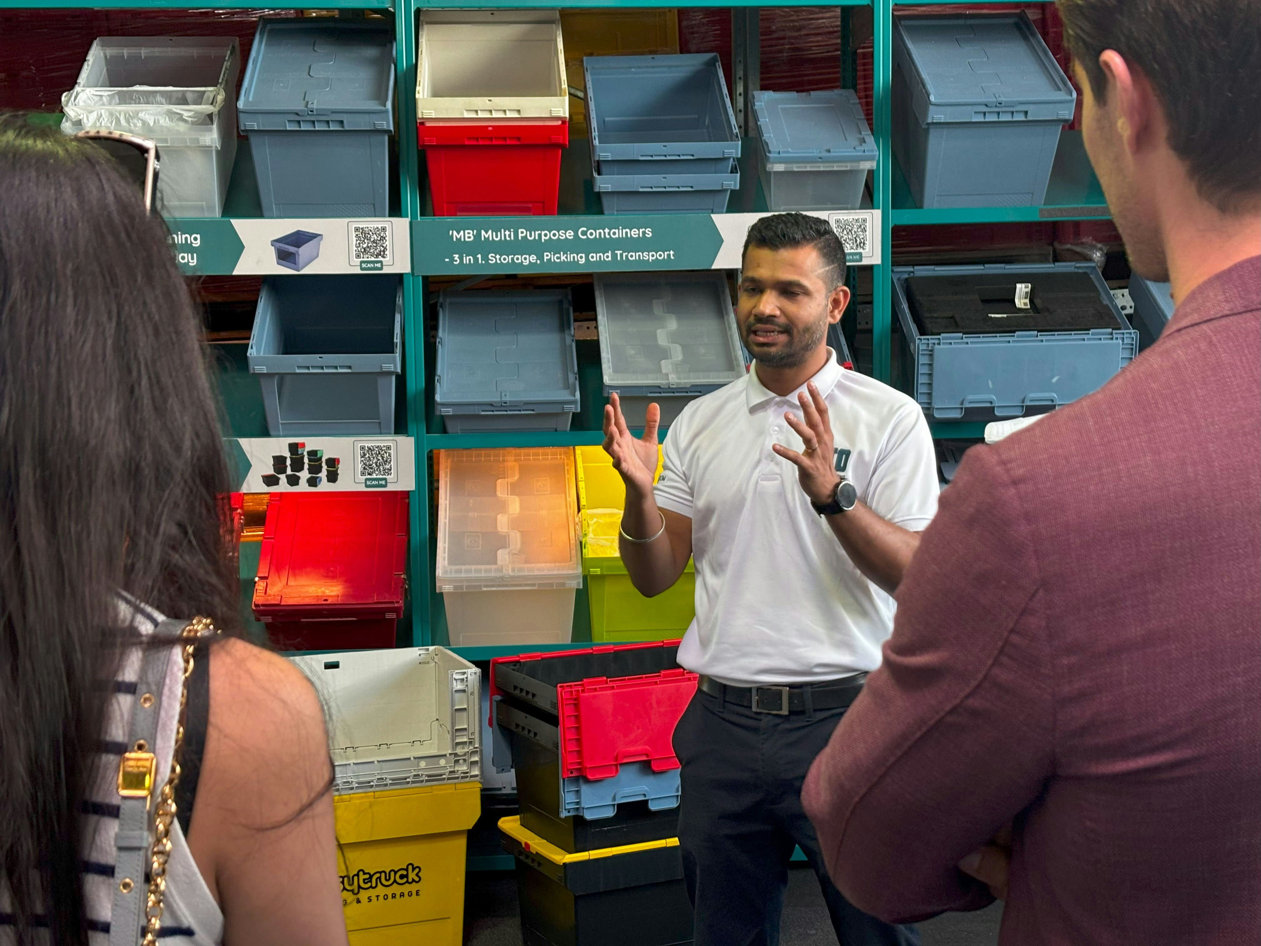 BITO Mitarbeiter mit Besuchern vor einem BITO-Regal