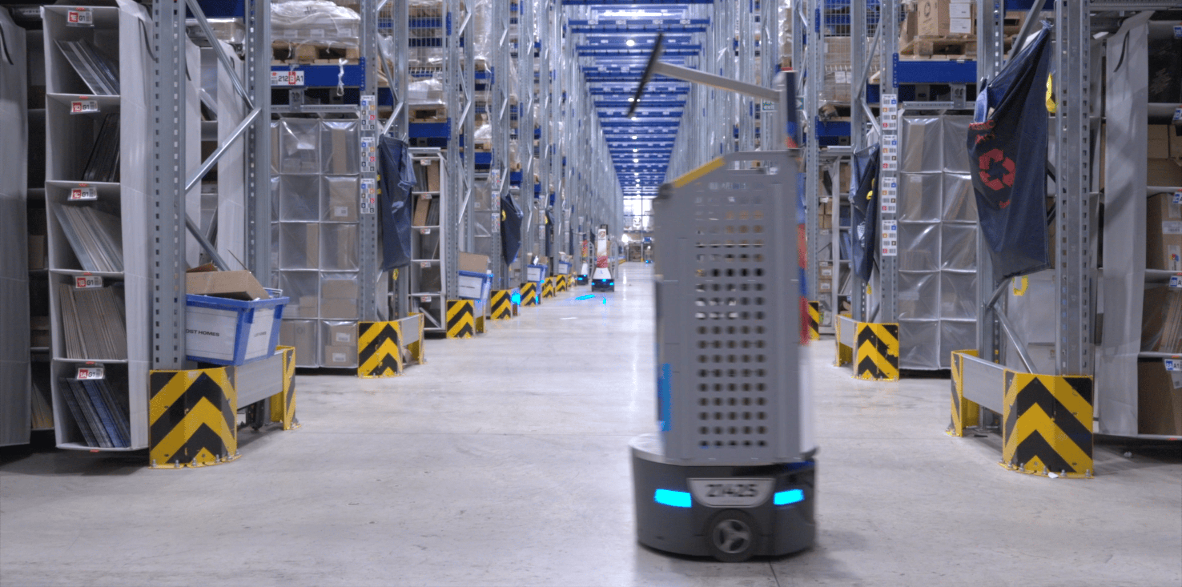 AI-gestuurde Locus Robot in actie bij orderpicking in een magazijn.