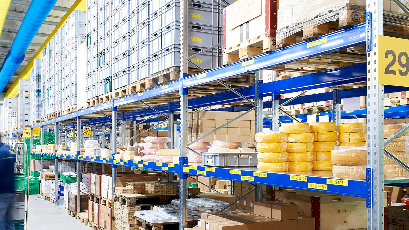 Voedingsrekken voor losse artikelen als kaasbollen.