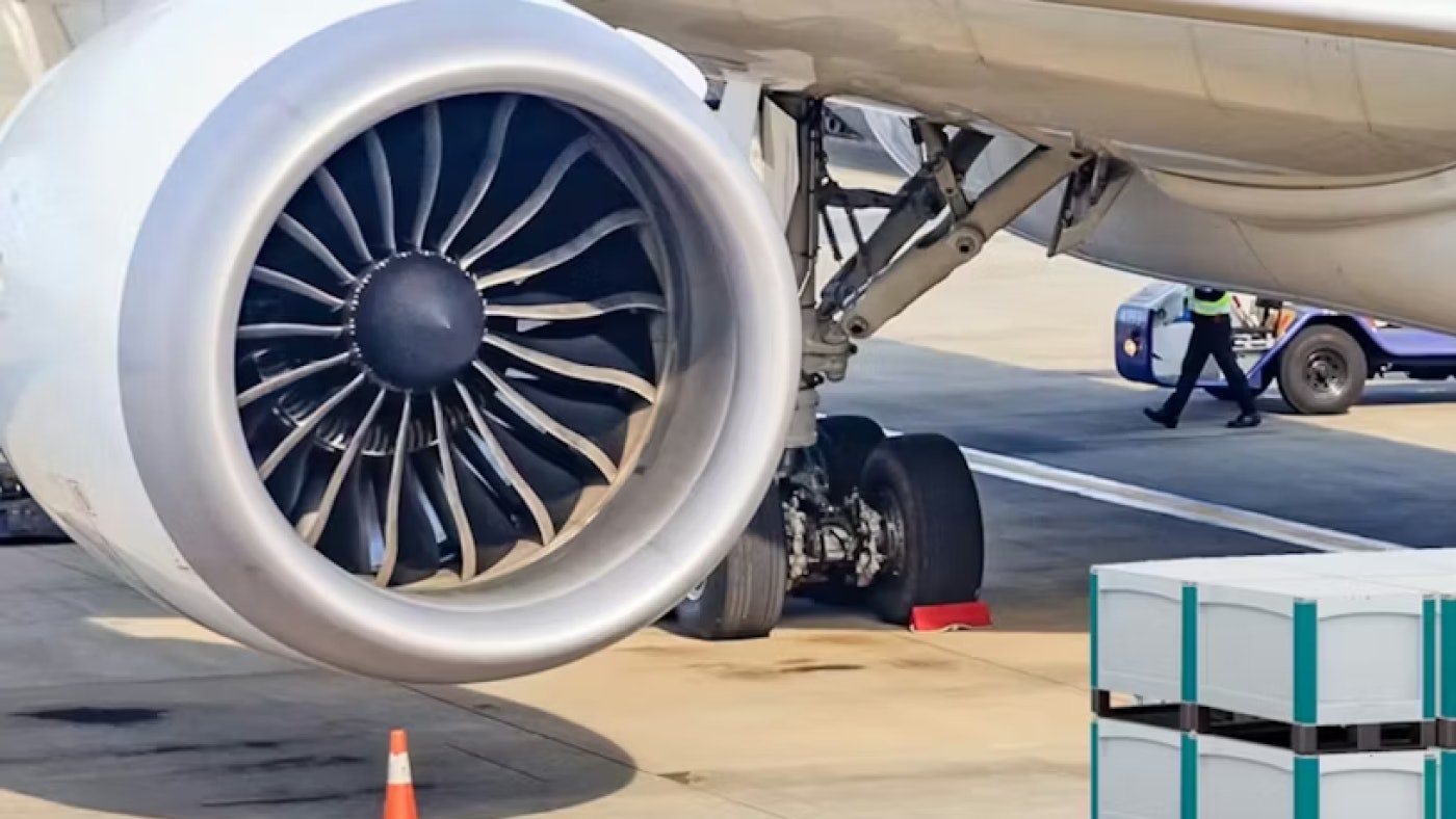 Vliegtuig onderhoud en grote kunststofbakken voor reserveonderdelen.