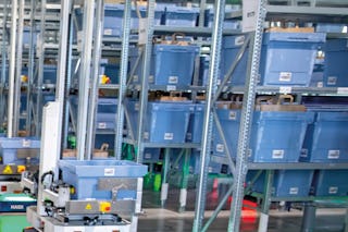 Er wordt een legbordstelling getoond die aangevuld wordt door een AMR robot.