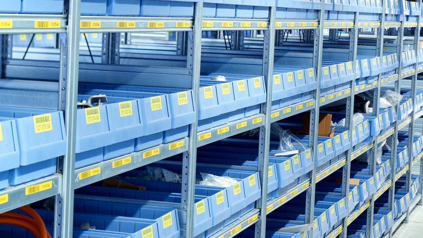 De foto laat legbordstellingen zien met aangepaste magazijnbakken.