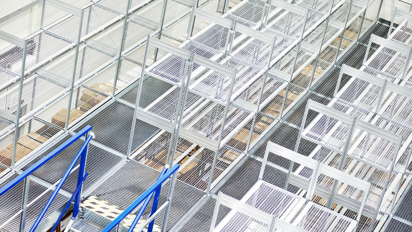 De foto toont legbordstellingen met een Industriële tussenvloer.