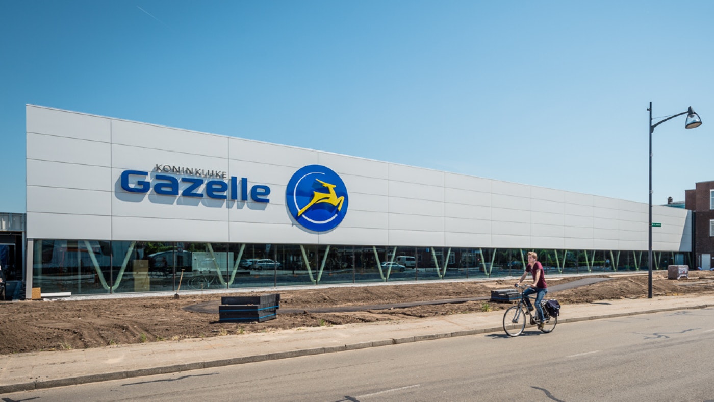 De foto toont de buitengevel van het bedrijf Gazelle waar de fietsen worden gemaakt.