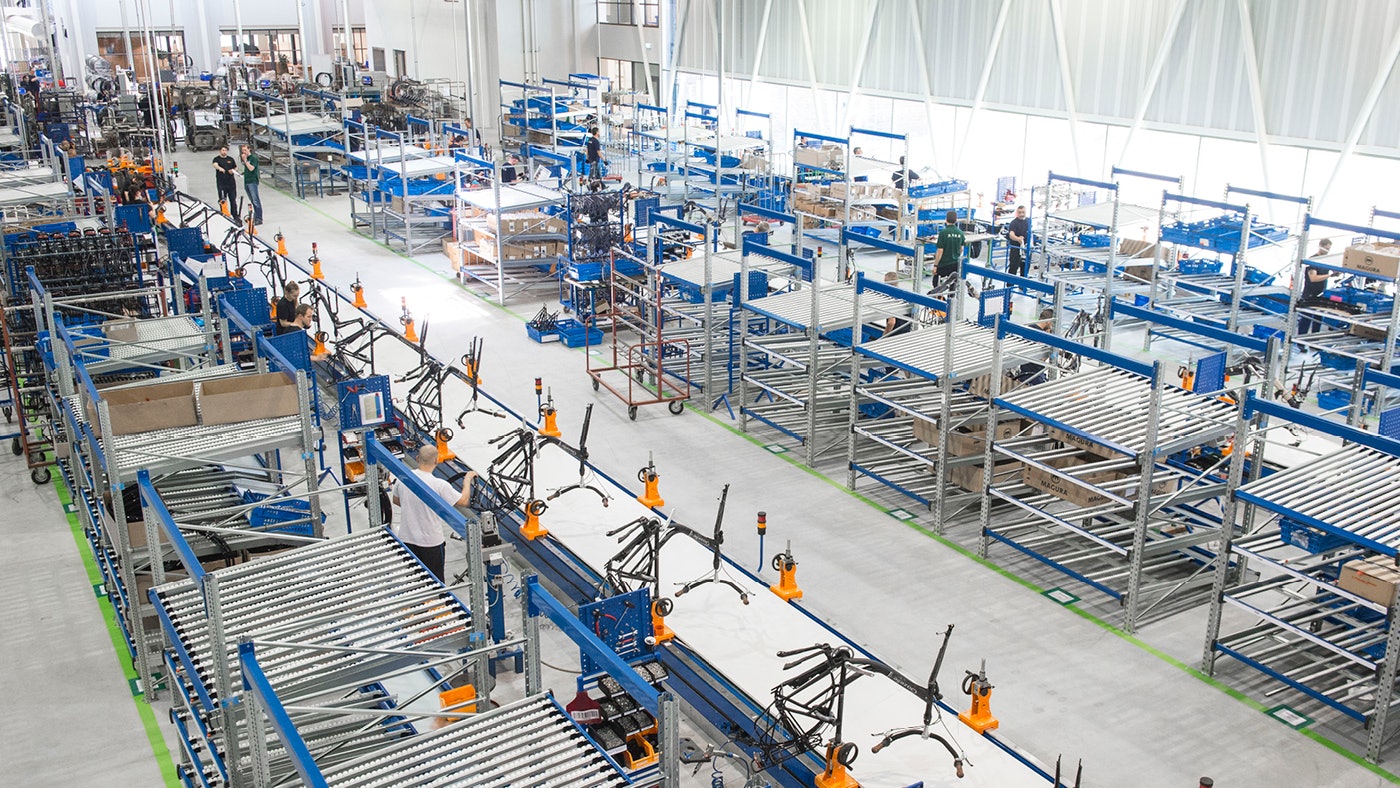 De foto toont de binnenzijde van de montagehal met de montagelijnen en doorrolstellingen naast elkaar.