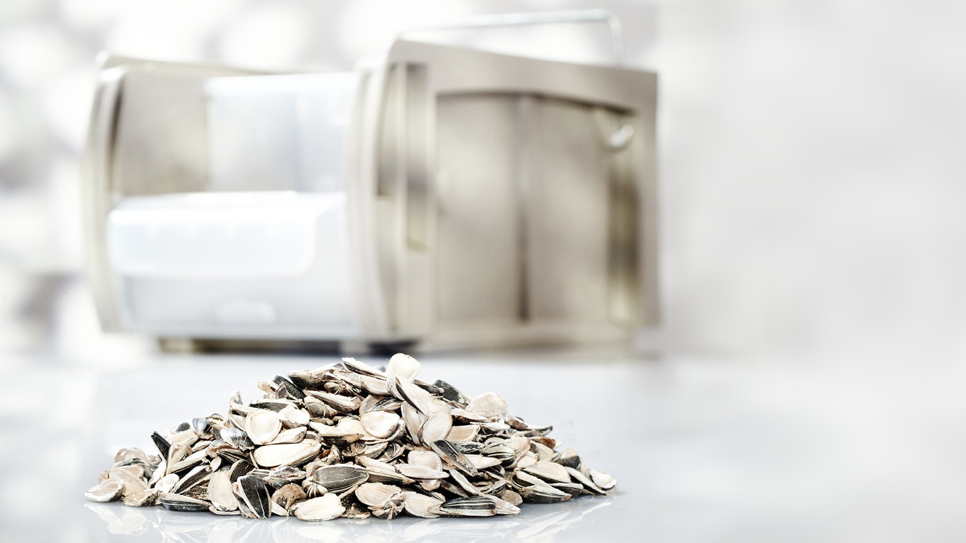 De foto toont een magazijnbak die gemaakt is van de schil van zonnebloempitten