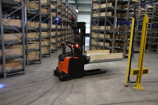 De foto toont een inrijstelling en een heftrick met lange goederen