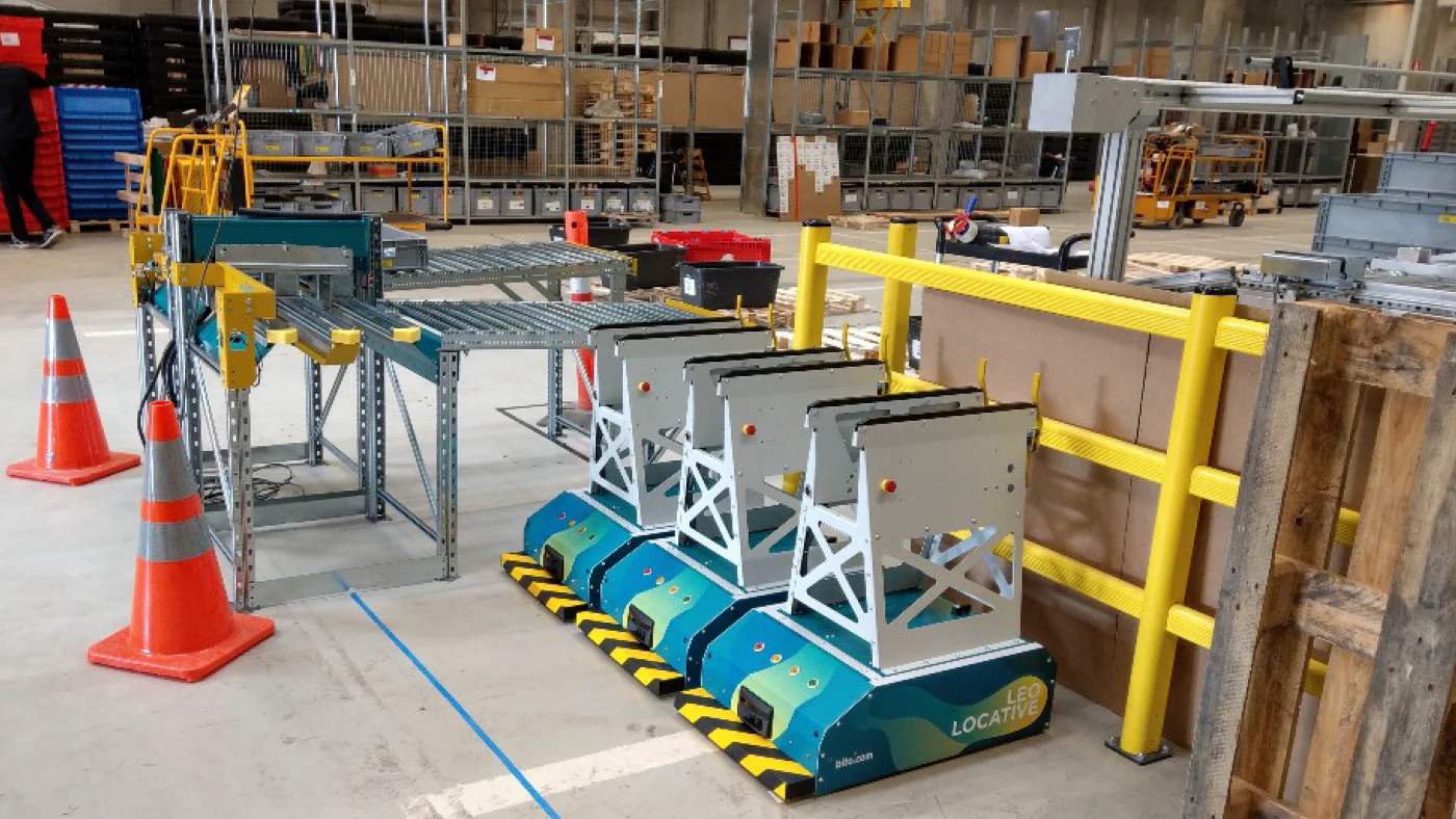 Zelfrijdend onbemand voertuig (AGV) in magazijn