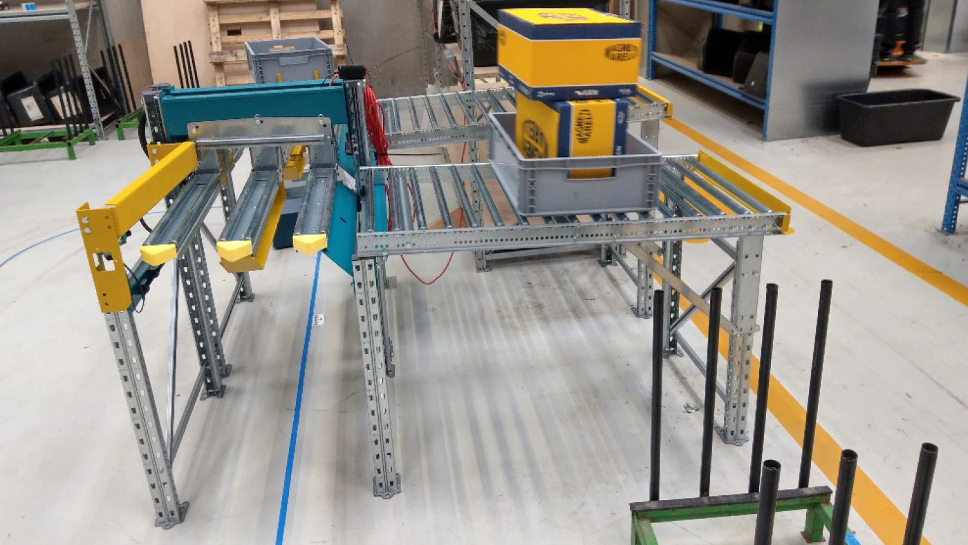 Zelfrijdend onbemand voertuig (AGV) in productieomgeving