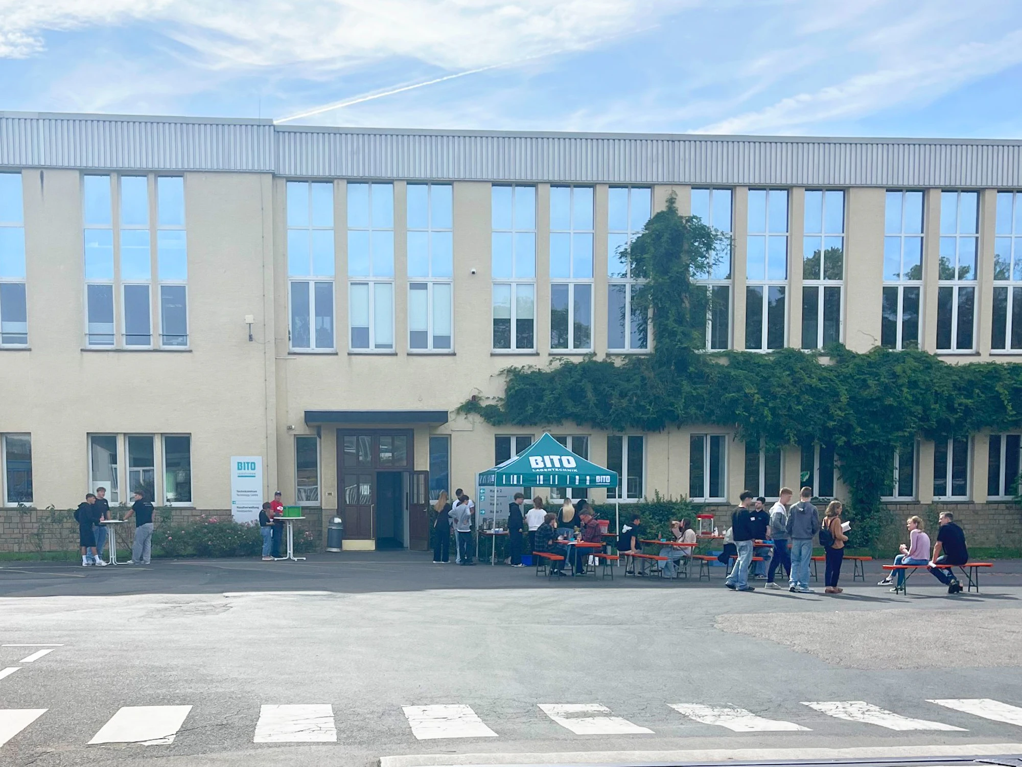 Menschen vor einem Gebäude während des Ausbildungstags