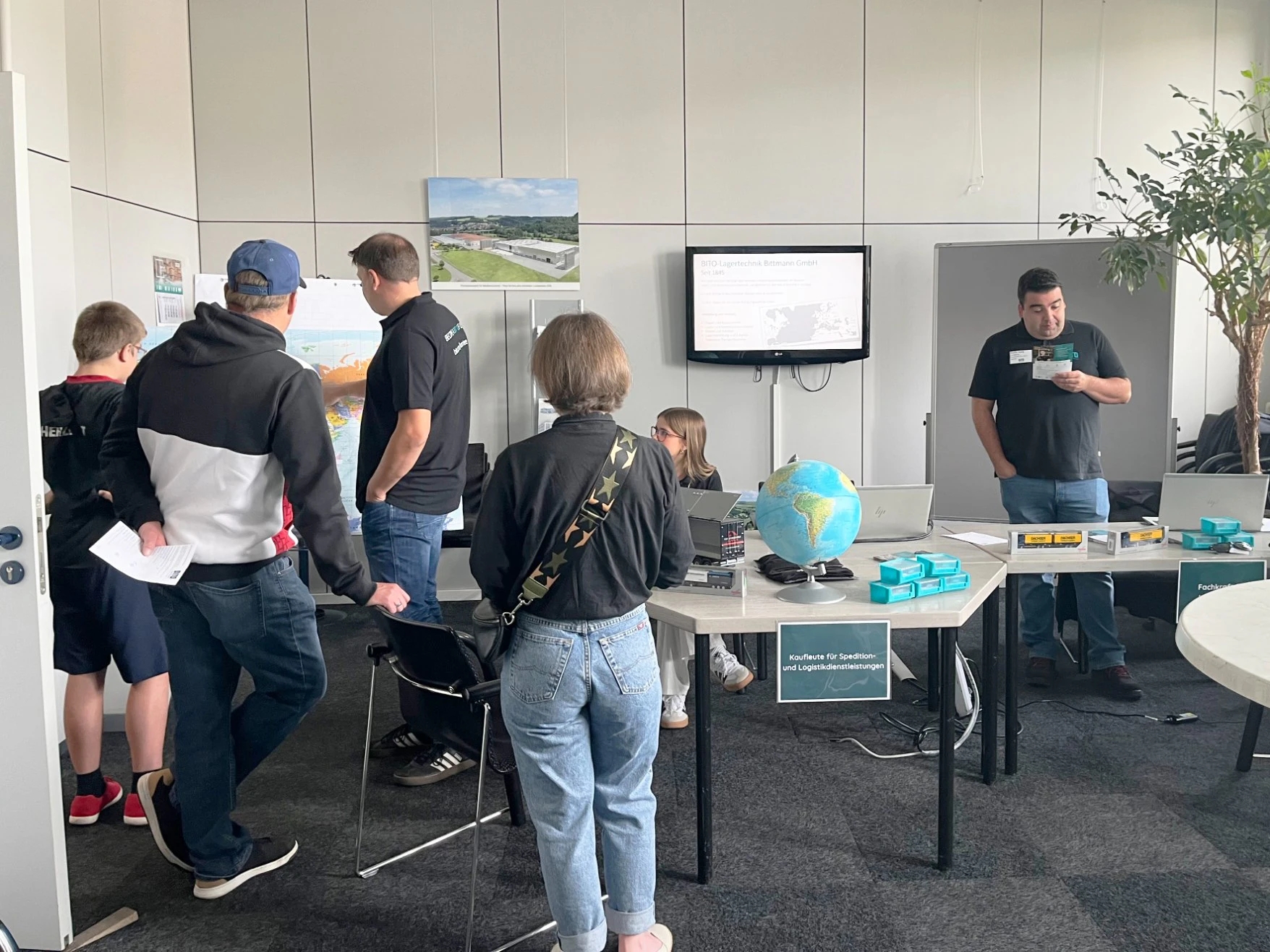 Besucher am BITO Stand mit Präsentationen