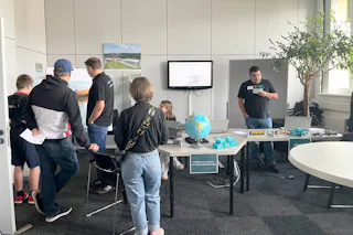 Besucher am BITO Stand mit Präsentationen
