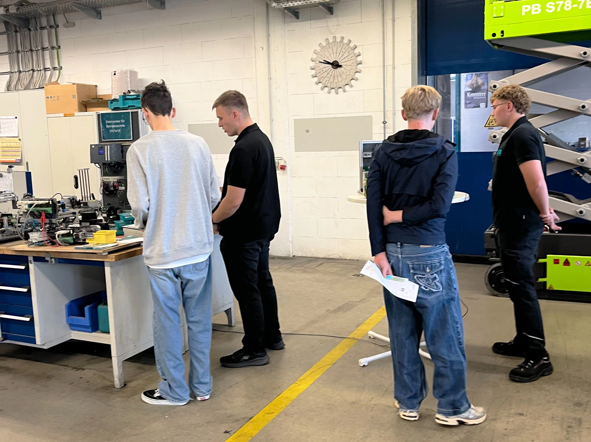 Personen in einer Werkstatt bei der Ausbildung