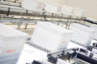 BITO XL Motionbehälter auf Rollenbahn