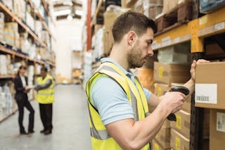 Ein Mitarbeiter beim Scannen eines QR Codes