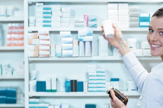 Eine Frau vor einem Pharmalager