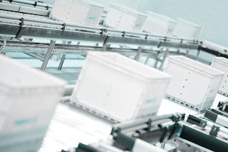 Kunststoffbehälter auf einer Rollenbahn