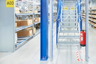 Ein Feuerlöscher gut und sichtbar Platziert